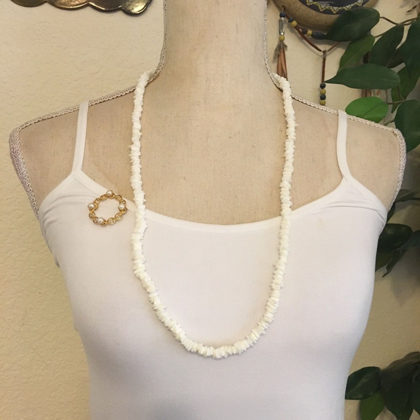Vintage Vintage faux pearl and gold tone wreath brooch Size ONE SIZE - 7 Thumbnail