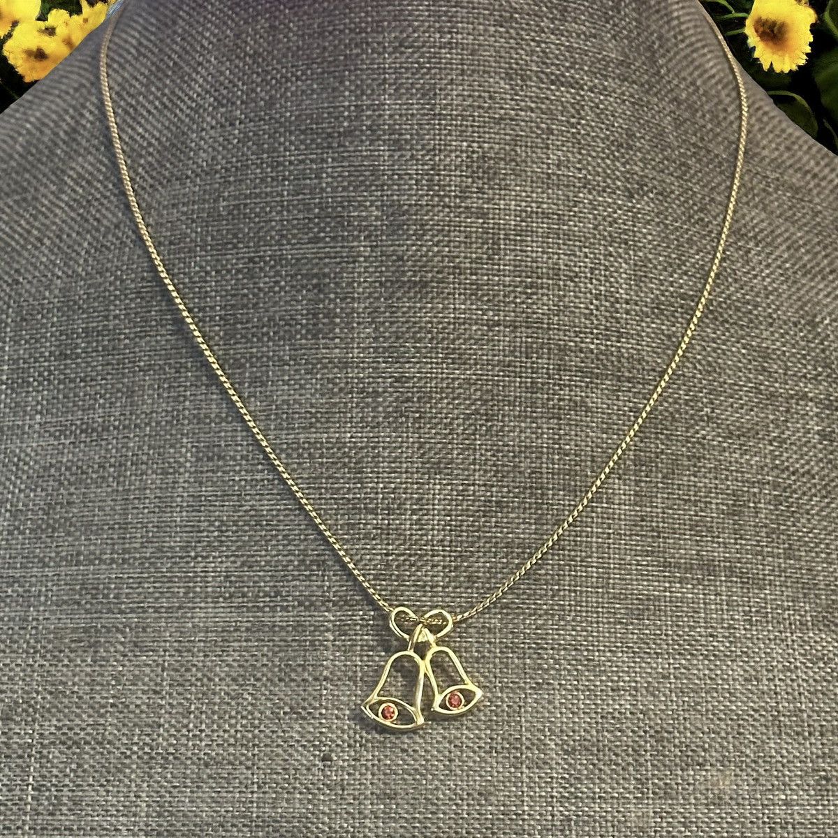 Vintage Vintage Avon jingle bells pendant necklace Size ONE SIZE - 1 Thumbnail