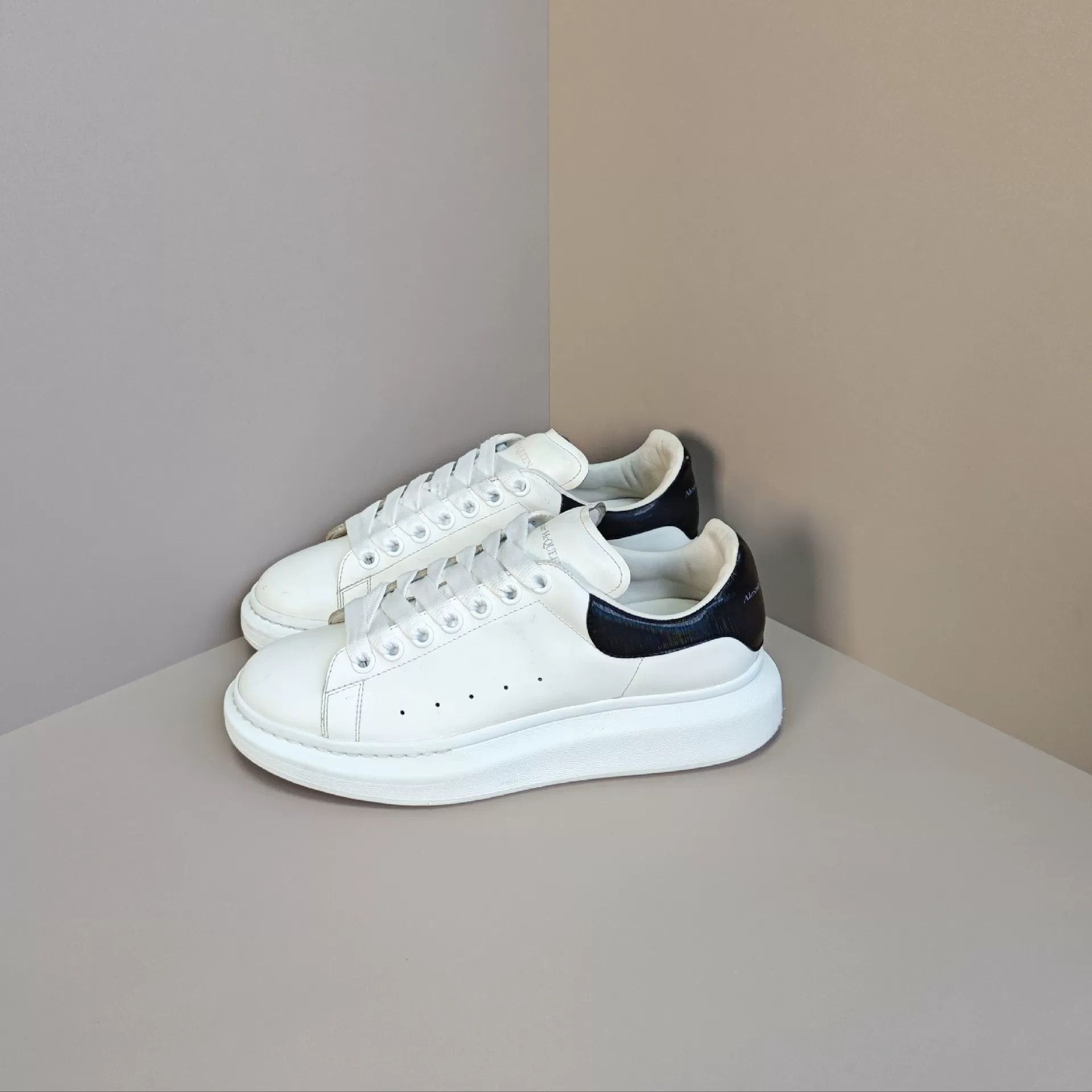 Alexander McQueen Alexander McQueen White Lowtop Sneakers 7 Men Size US 7 / EU 40 - 1 Thumbnail