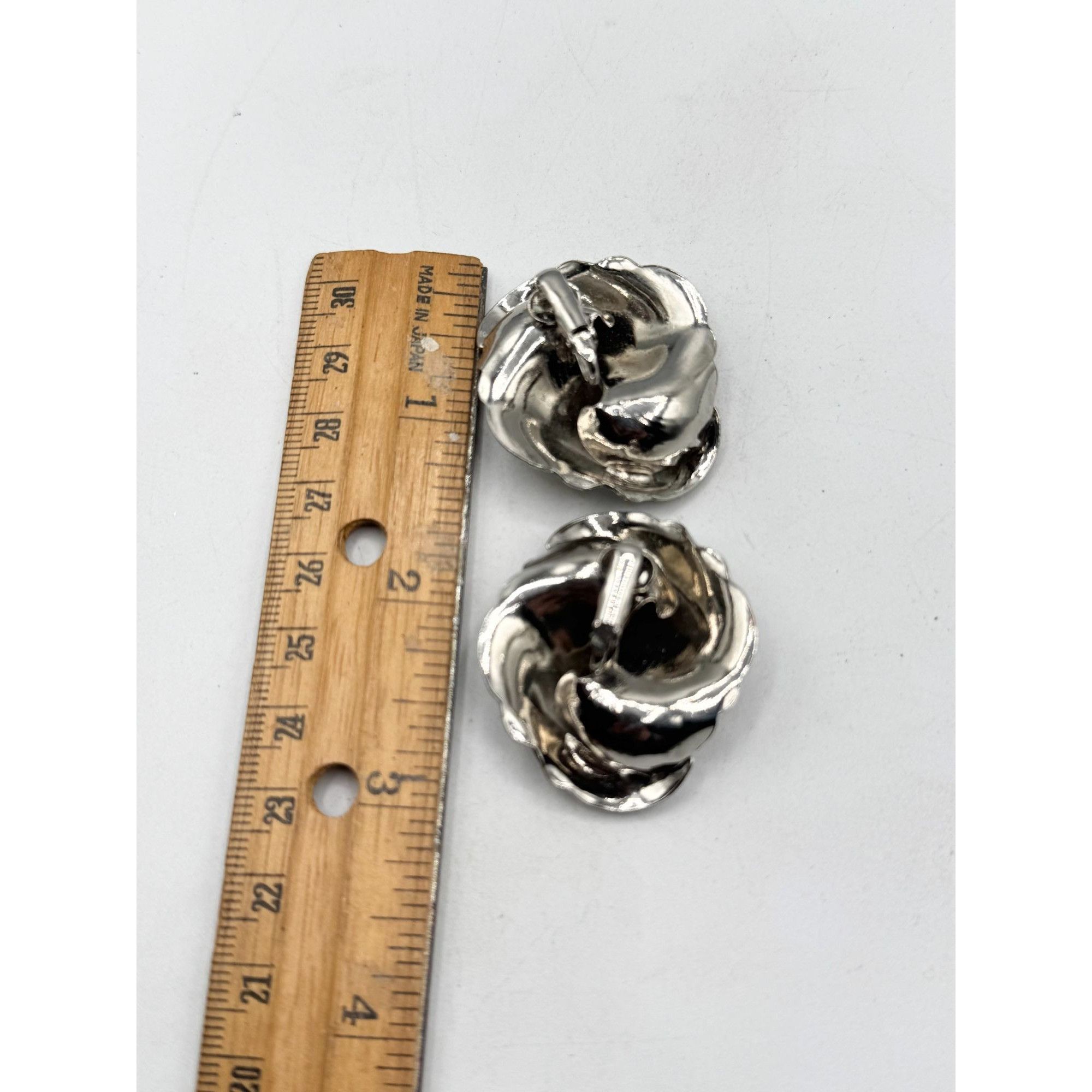 Vintage Vintage textured large clip on silver tone earrings Size ONE SIZE - 3 Thumbnail
