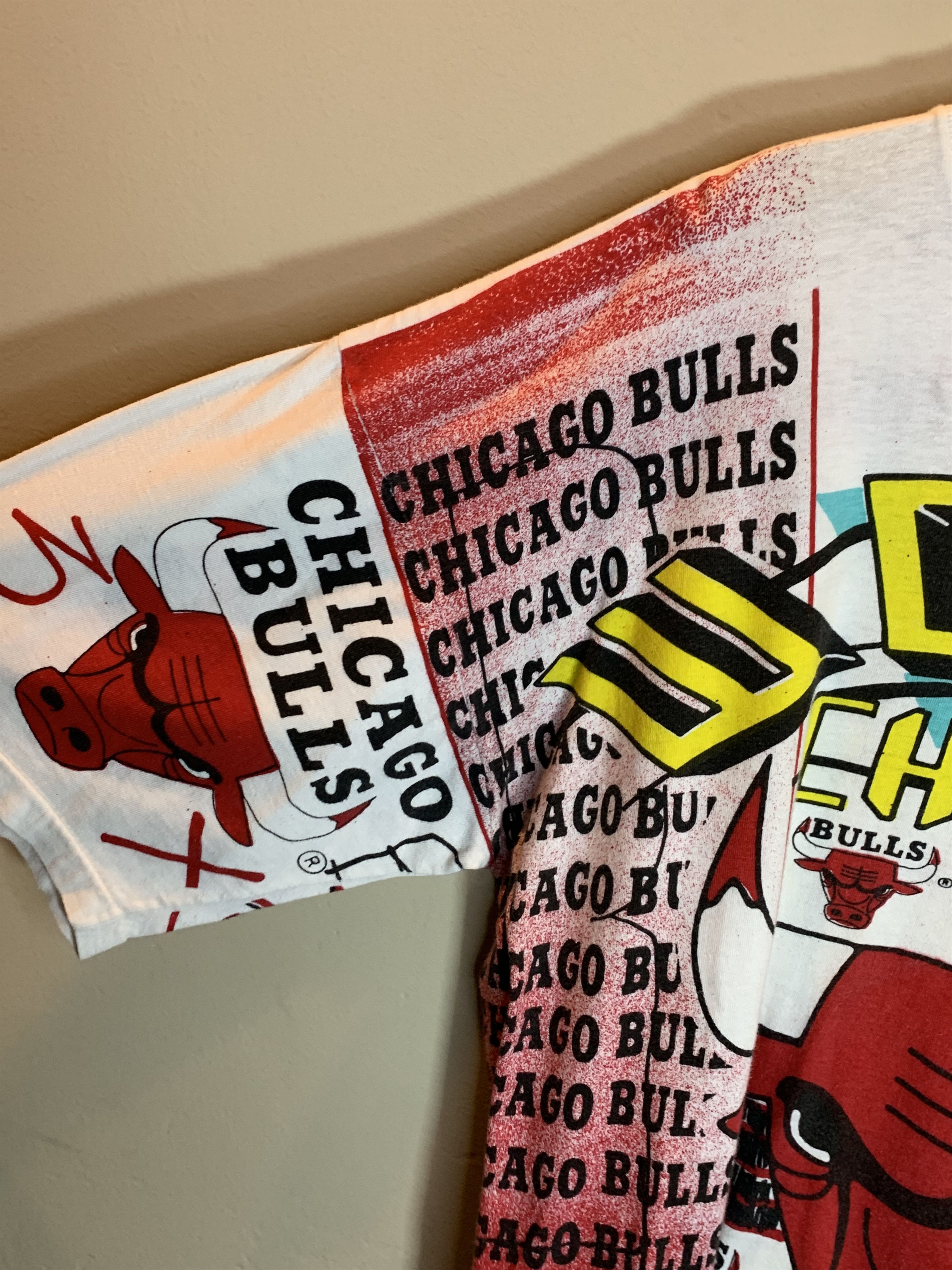 Vintage *RARE* Vintage 90s Chicago Bulls AOP NBA Magic Johnson Shirt Size US XL / EU 56 / 4 - 5 Thumbnail