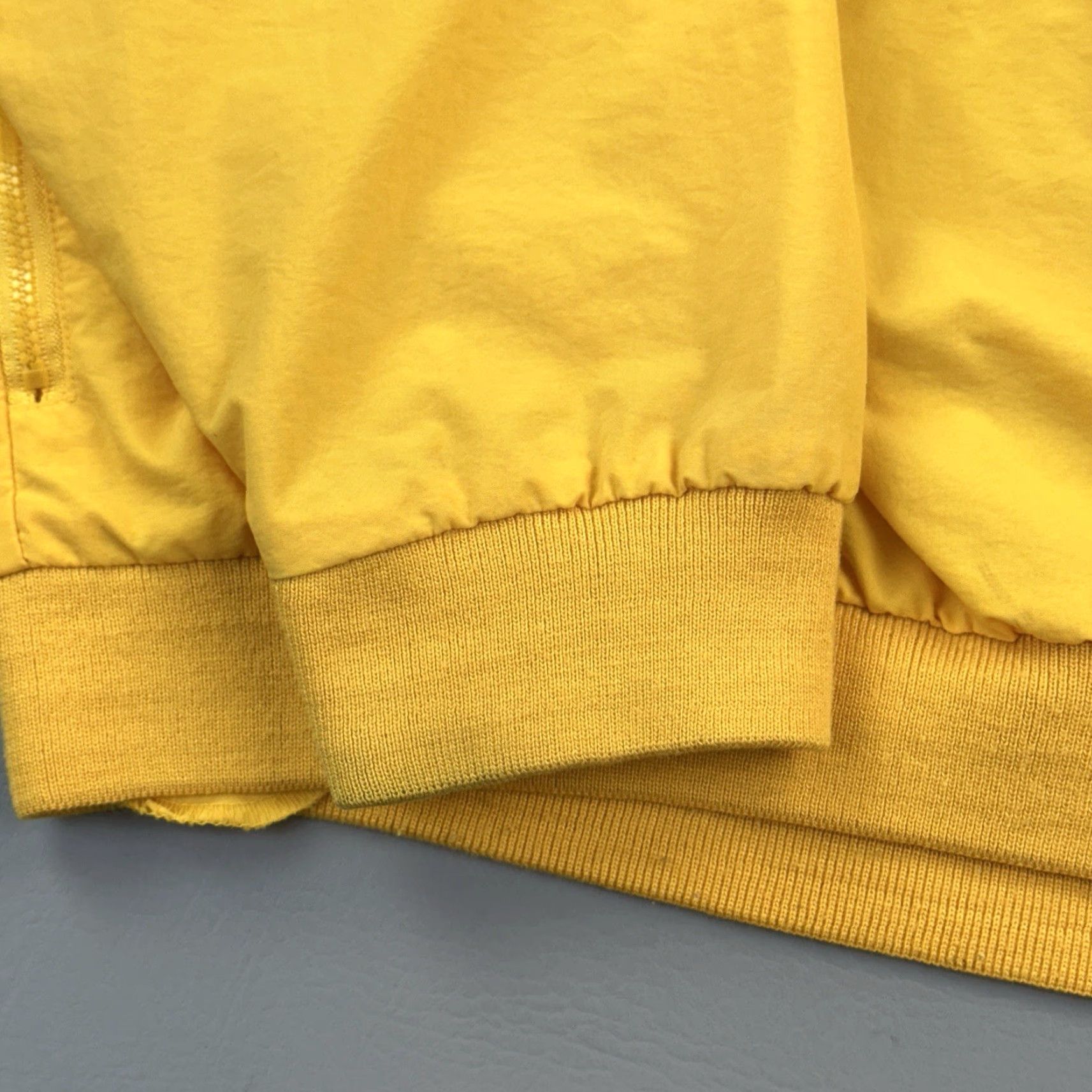 Izod VINTAGE Izod Jacket Mens XL Yellow V Neck Windbreaker Pullover Golf Casual 90s Size US XL / EU 56 / 4 - 2 Thumbnail