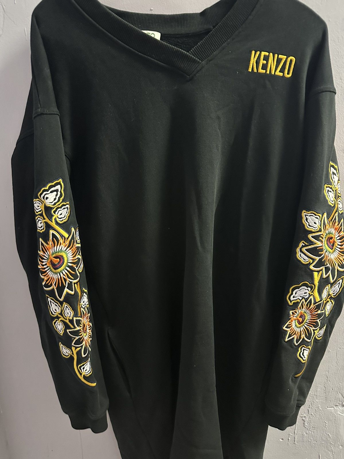 Kenzo KENZO PASSION FLOWER EMBROIDERED V-NECK SWEATSHIRT BLACK Size US XS / EU 42 / 0 - 2 Thumbnail