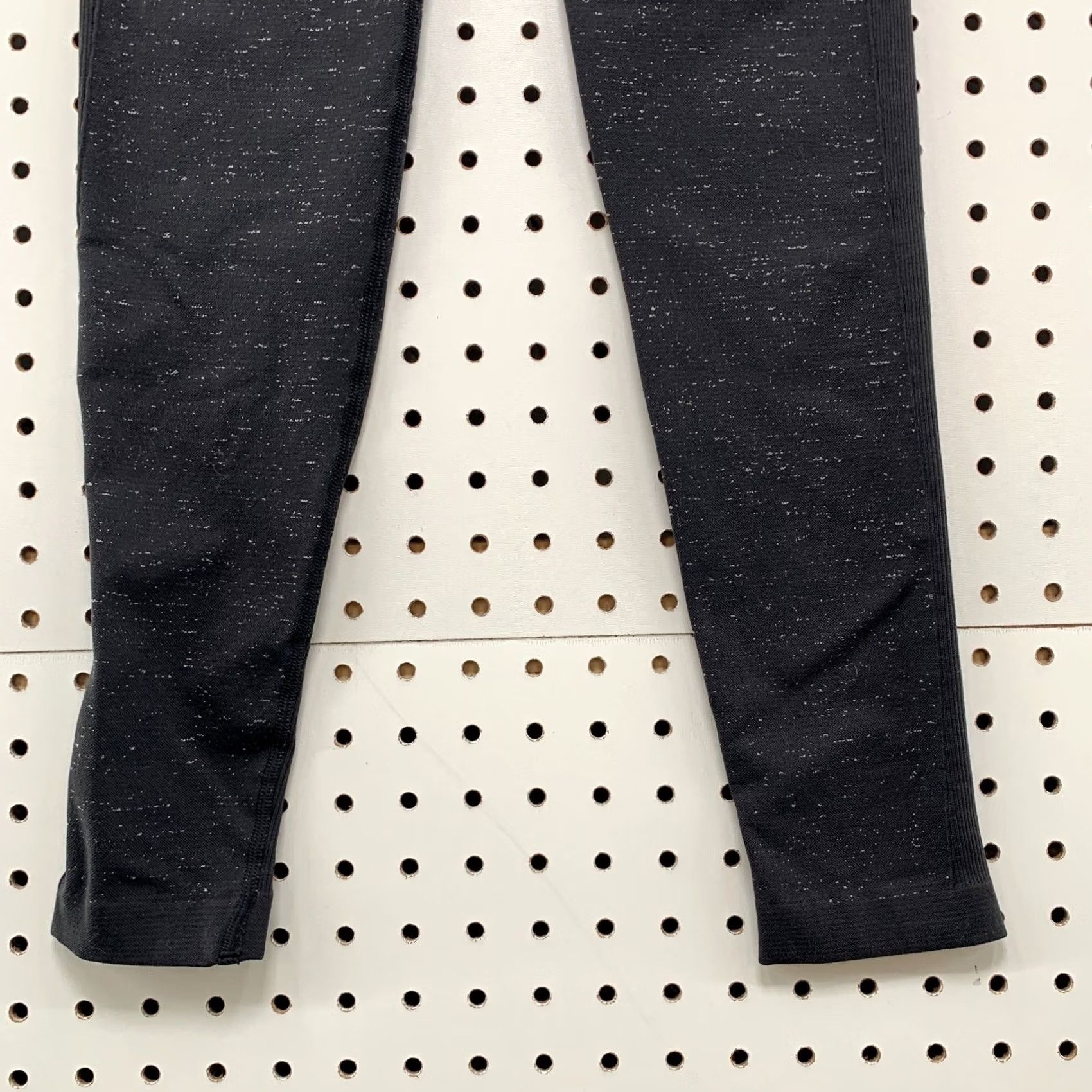 Lululemon Lululemon Free To Flow Crop Leggings Black Speckled Size 2 24.5 Womens Size 26" / US 2 / IT 38 - 5 Thumbnail