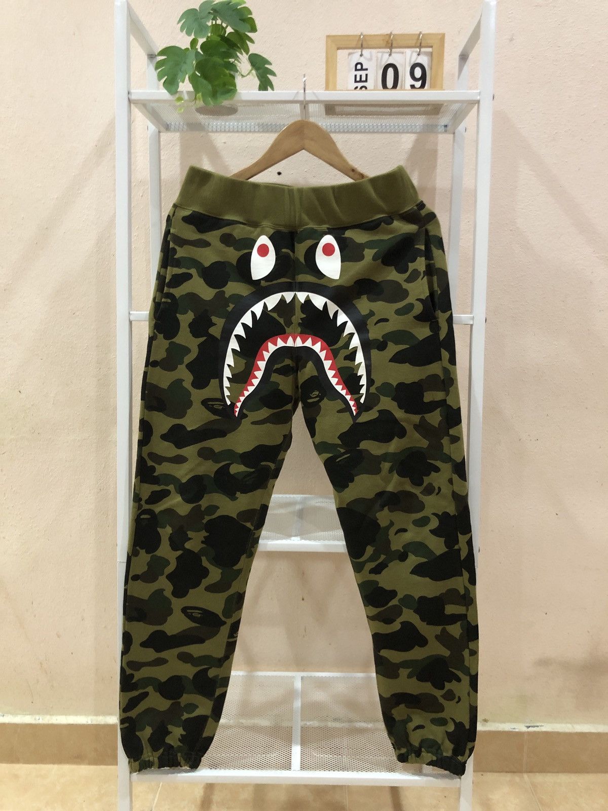 Bape A Bathing Ape 1st Camo Shark Sweatpants Size US 32 / EU 48 - 1 Thumbnail