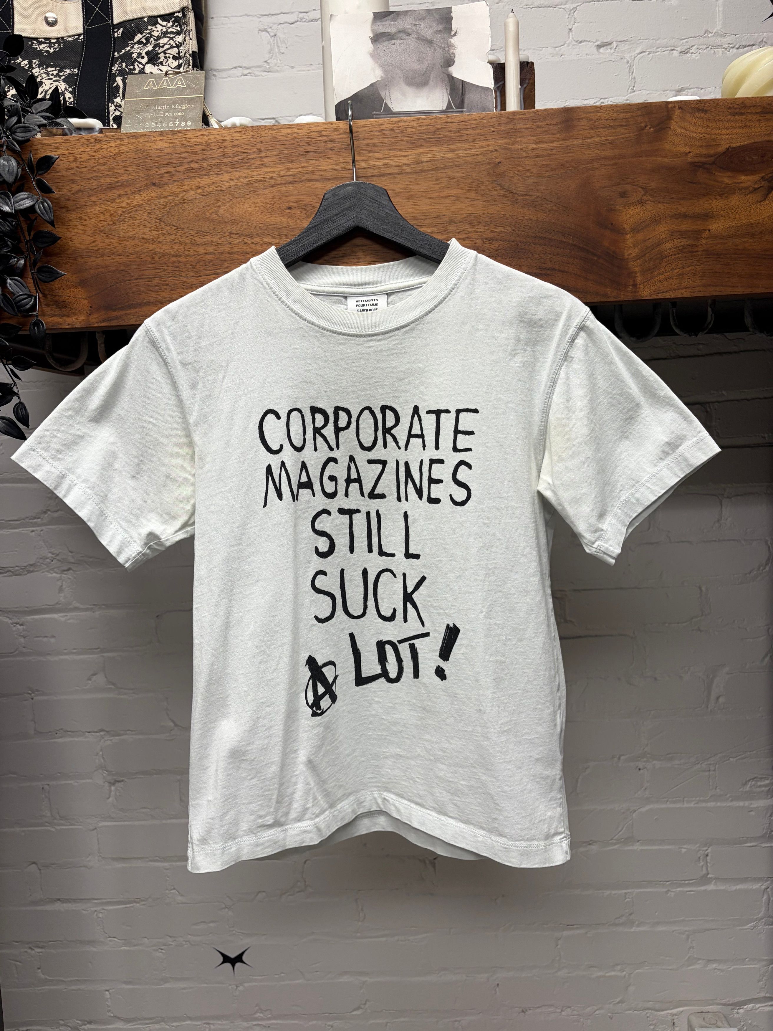 Vetements AW2020 Vetements ‘Corporate Magazines Suck’ Slogan T-Shirt Size US S / EU 44-46 / 1 - 1 Thumbnail