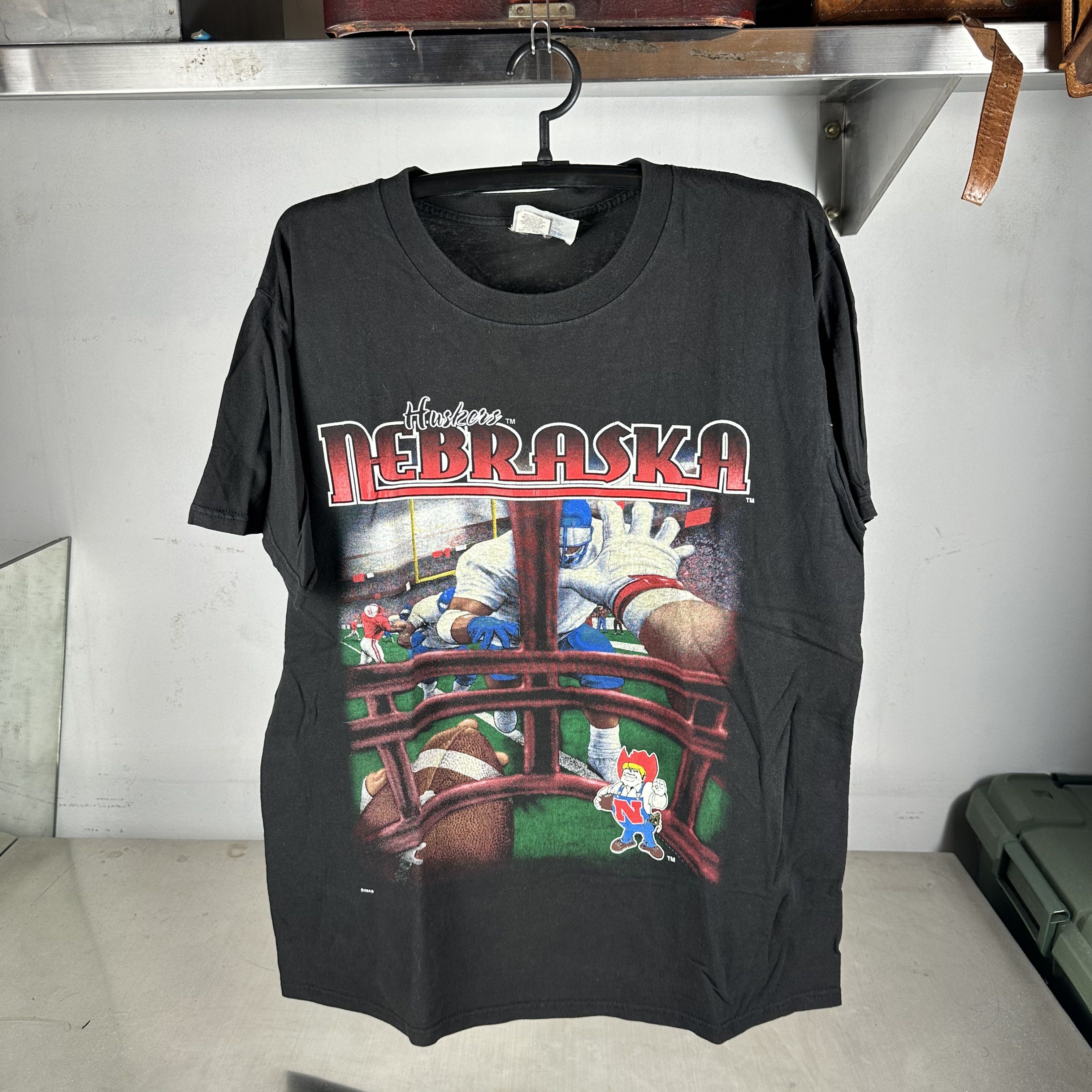 Vintage Vintage 90s Nebraska Cornhuskers NCAA Football T-Shirt Size US XL / EU 56 / 4 - 1 Thumbnail