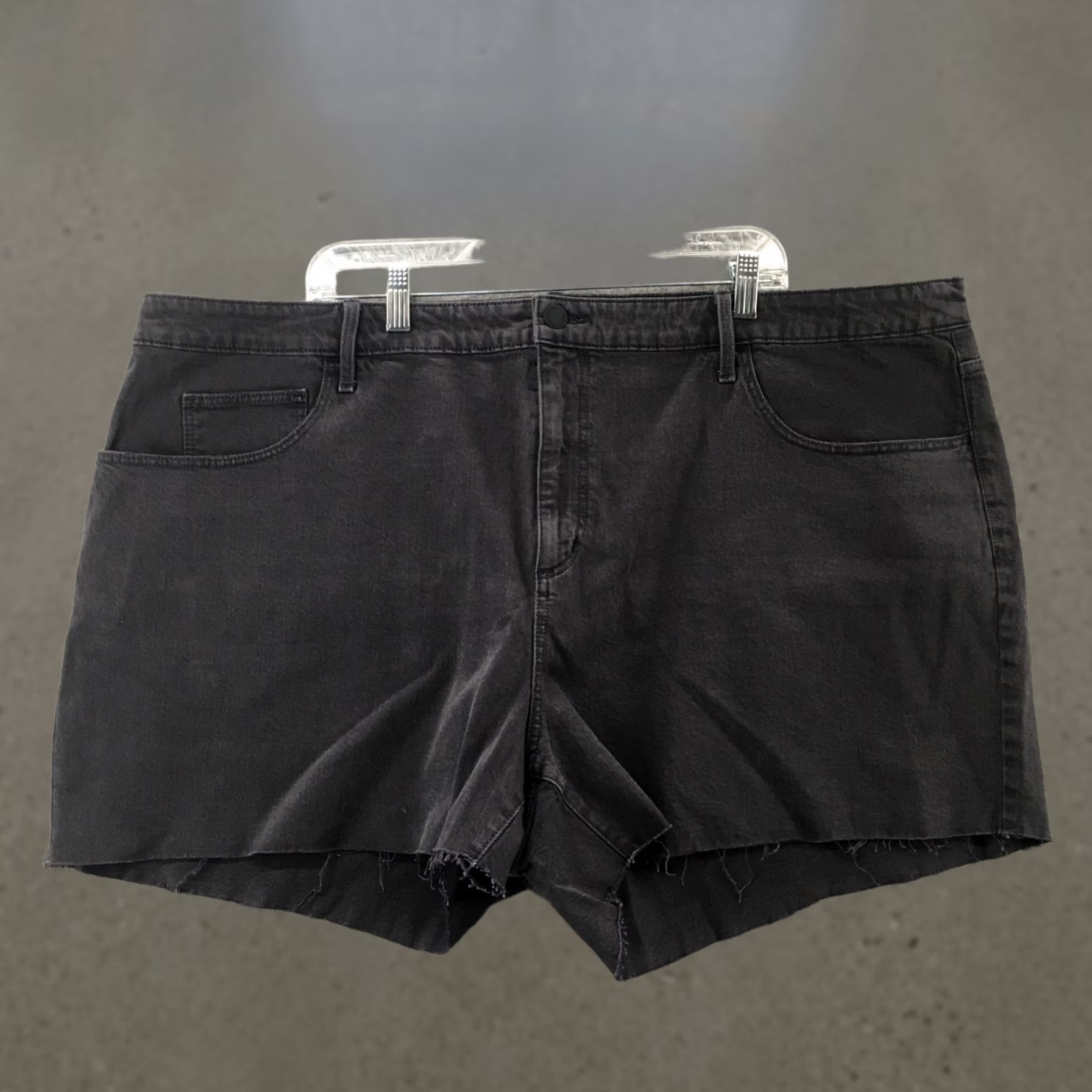 Vintage Universal Thread Womens Black Denim Midi Shorts 26W Plus Cut Off Raw Hem 5-Pocket Mid Rise Shorts Size 26" / US 2 / IT 38 - 1 Thumbnail