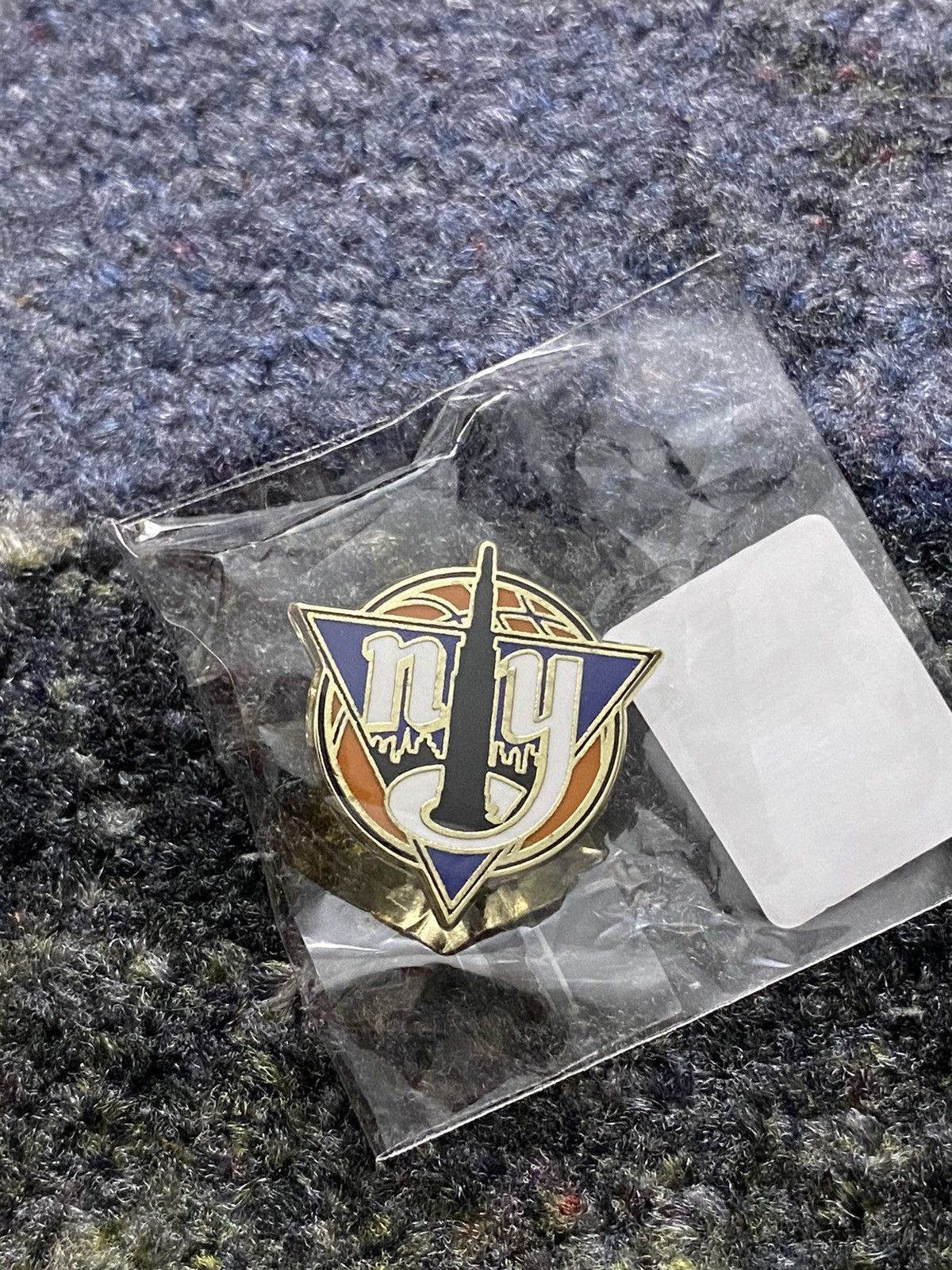 Kith × NBA Kith x New York Knicks Pin Size ONE SIZE - 1 Thumbnail