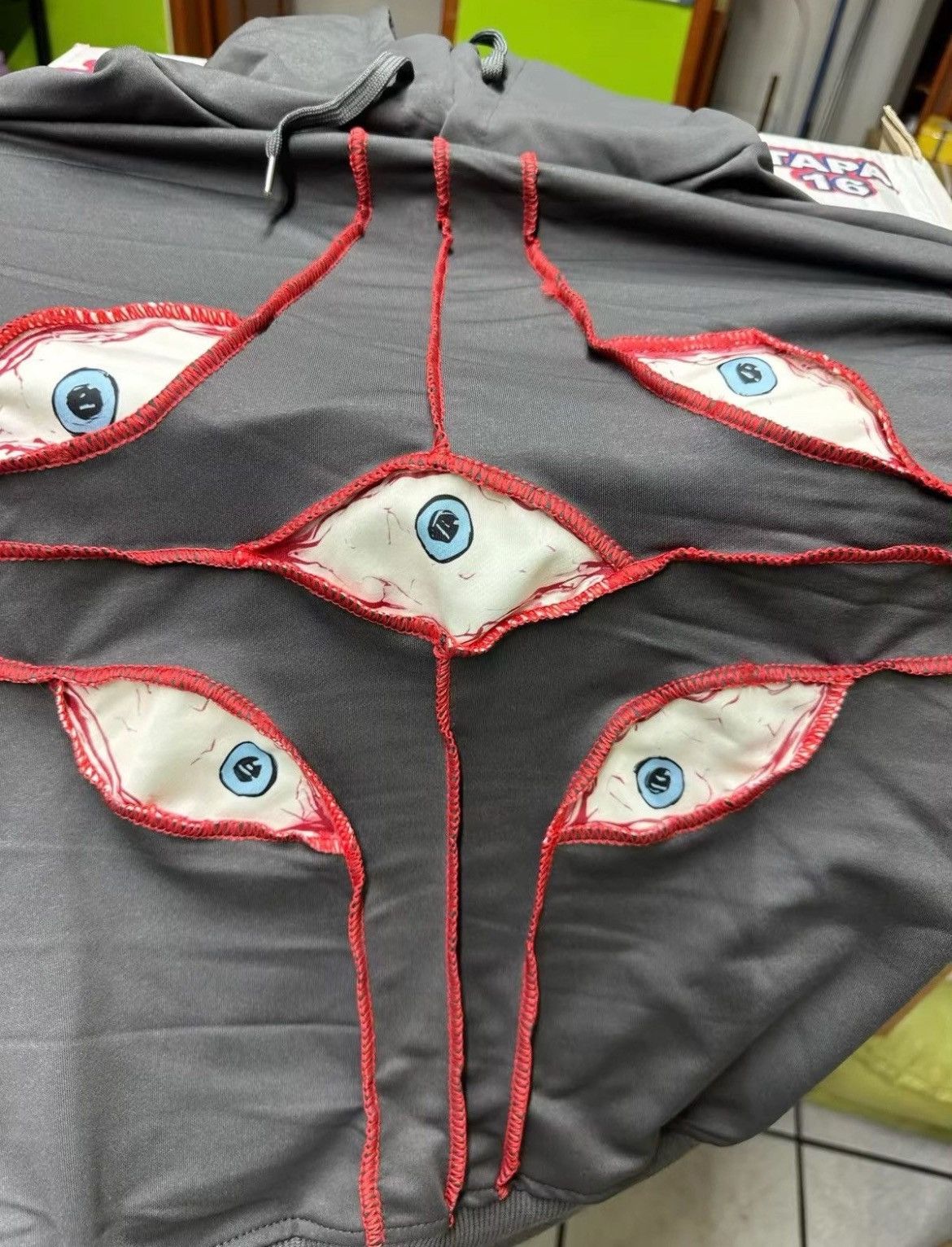 Japanese Brand × Other Streetwear y2k sweatshirt hoodie retro gothic eye print Size US L / EU 52-54 / 3 - 7 Thumbnail