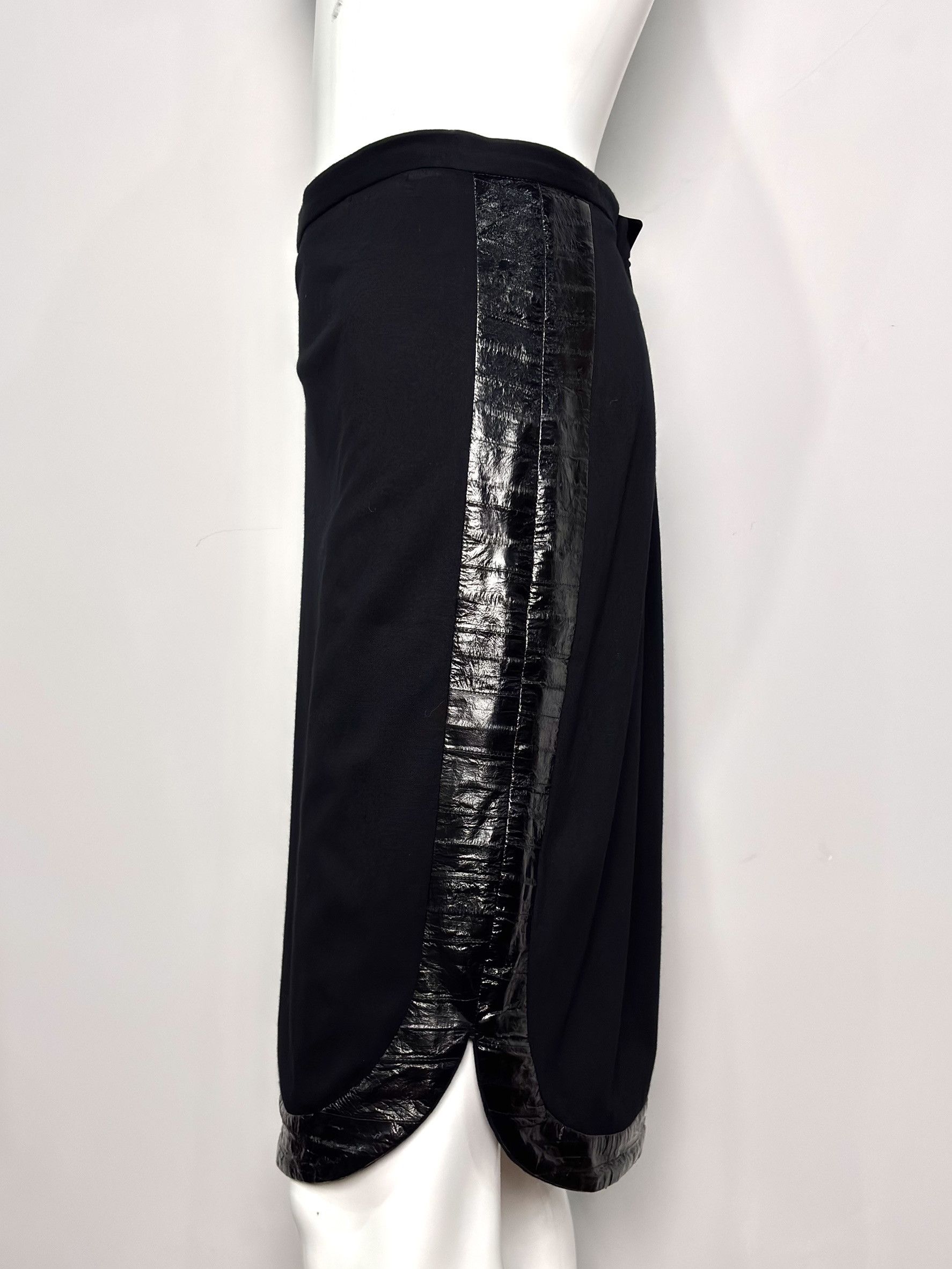 Givenchy Givenchy black skirt with eel skin trim Size 27" / US 4 / IT 40 - 2 Thumbnail