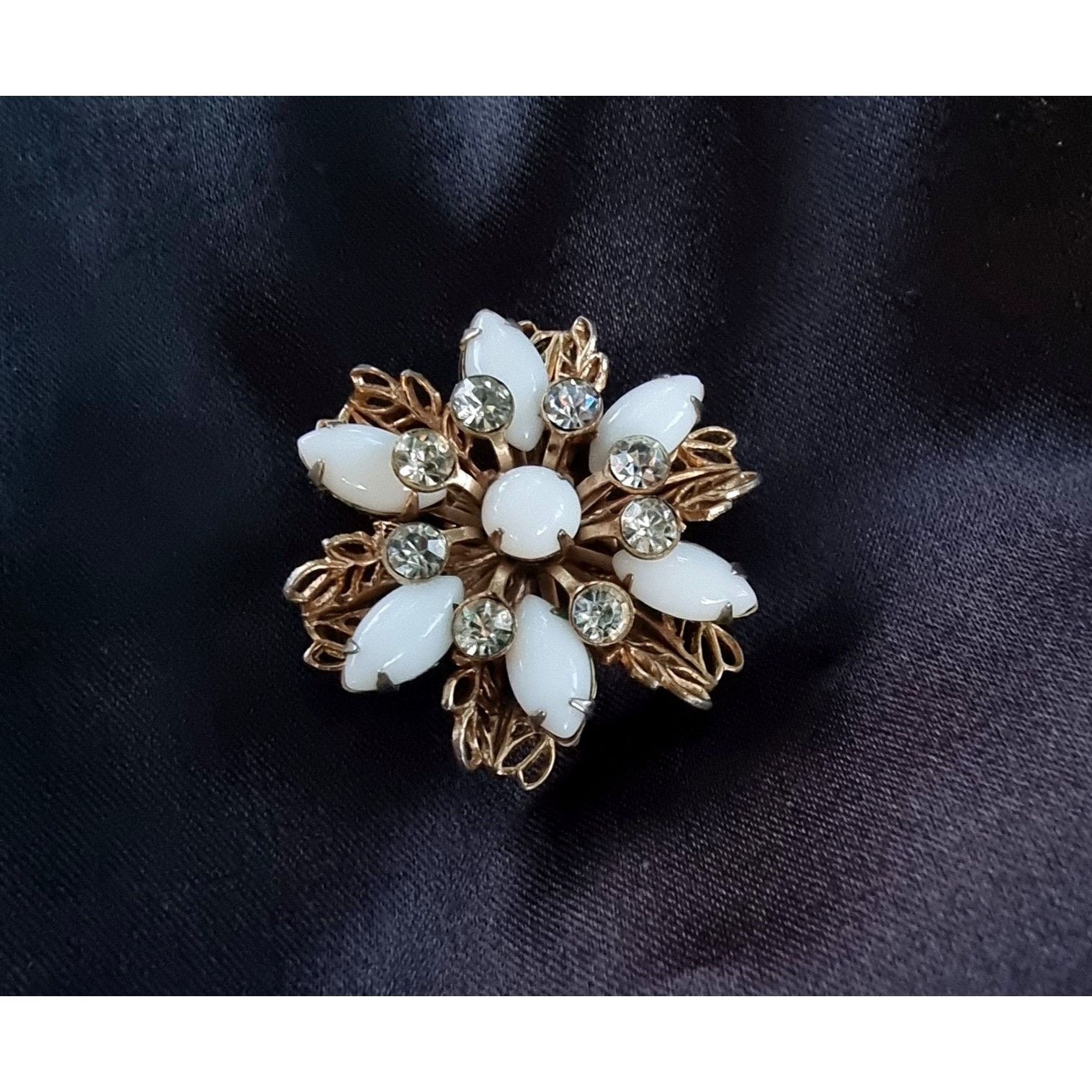 Other Rare Find Vintage Floral Flower White Brooch White Glass Mil Size ONE SIZE - 3 Thumbnail