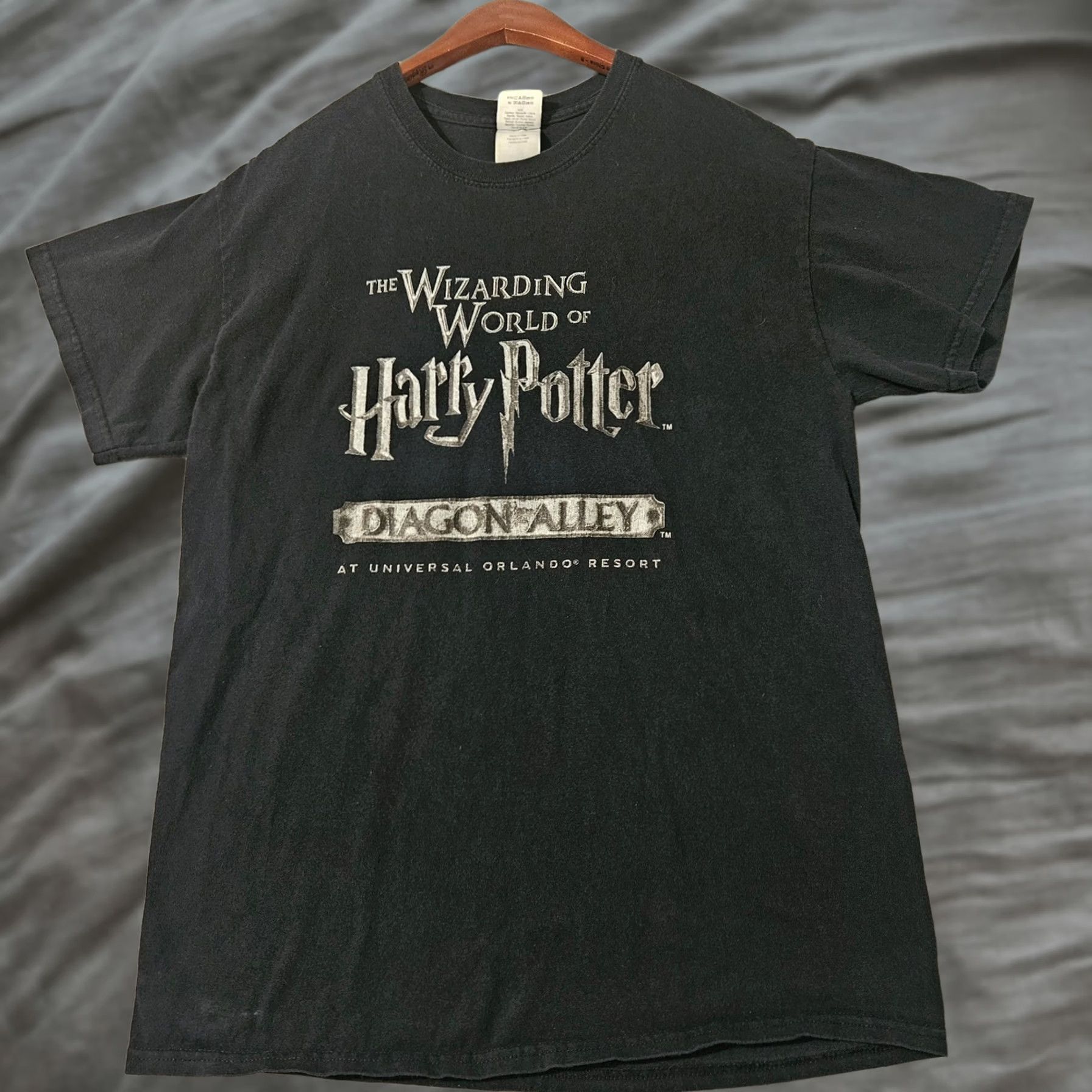 Gildan Harry Potter Wizarding World Diagon Alley Opening Team Shirt Medium Universal Shirt Men Black 90s? Size US M / EU 48-50 / 2 - 1 Thumbnail