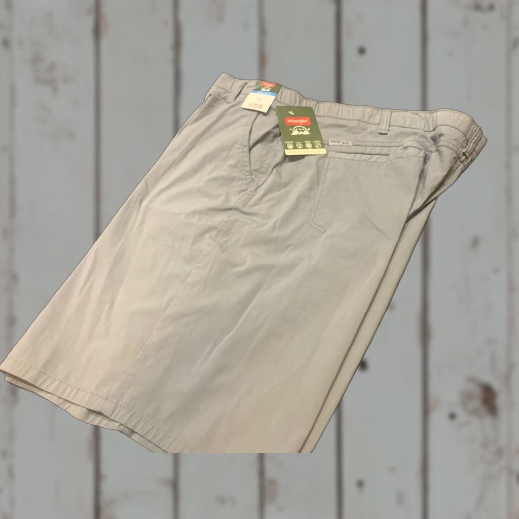 Wrangler Wrangler Relaxed Fit Zip Cargo Shorts 10" Inseam Gray Size 46 | Men's Outdoor Casual Workwear Size US 30 / EU 46 - 1 Thumbnail