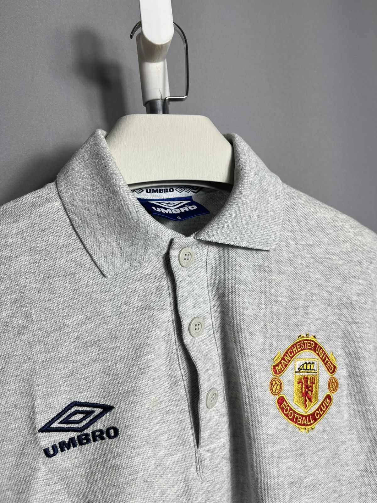 Umbro 90's Manchester United Football Train Shirt Soccer Jersey Size US S / EU 44-46 / 1 - 2 Thumbnail