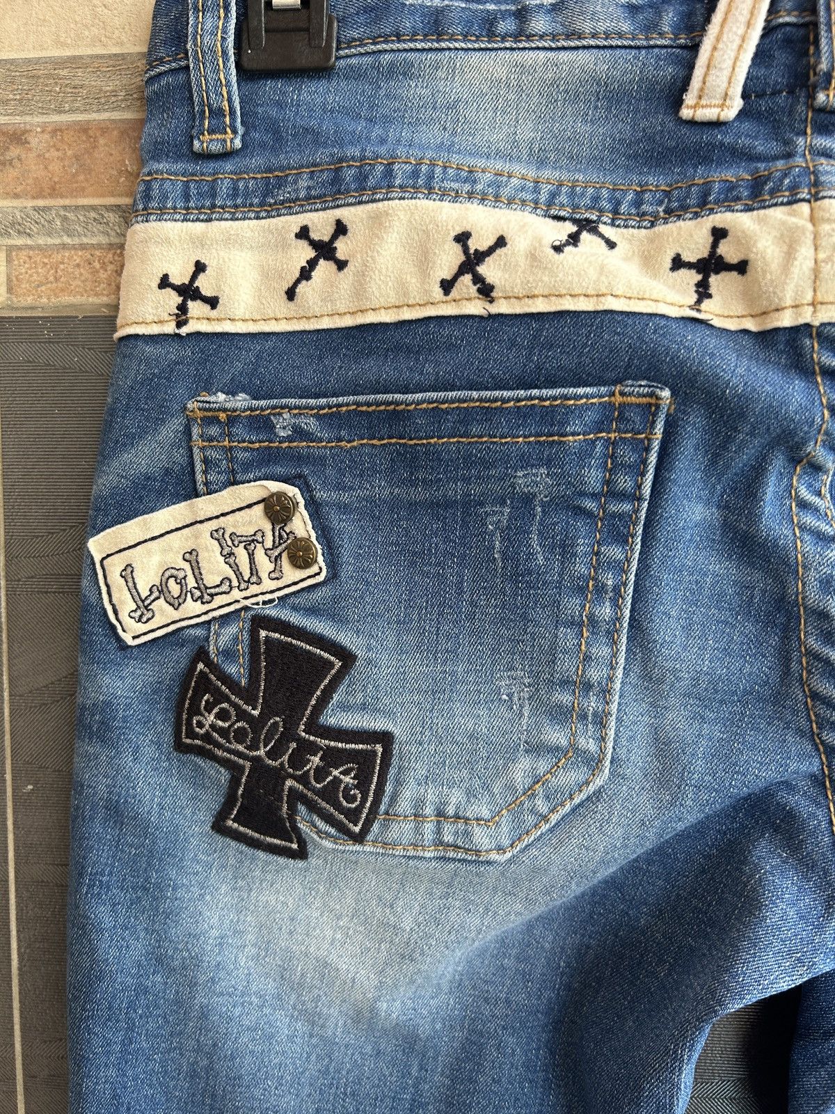 Japanese Brand Distressed Yoshitomo Nara X Lolita Cross Low Rise Jeans Size US 29 - 11 Thumbnail