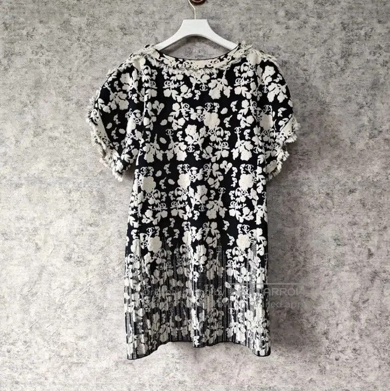 Chanel Chanel Black Wool Floral Dress . Size M / US 6-8 / IT 42-44 - 2 Thumbnail