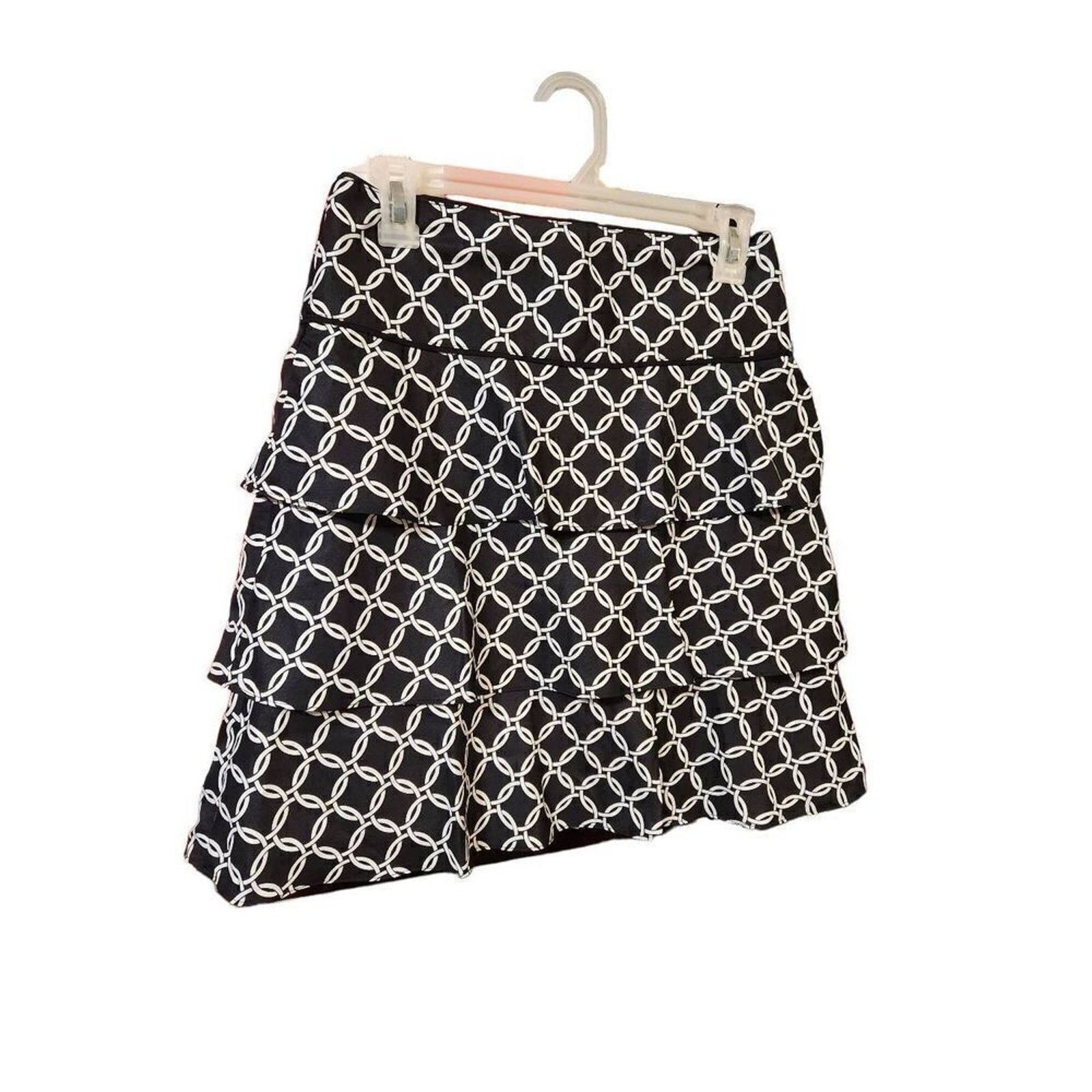 White House Black Market White house black market size 0 black skirt Size 25" / US 0 / IT 36 - 6 Thumbnail
