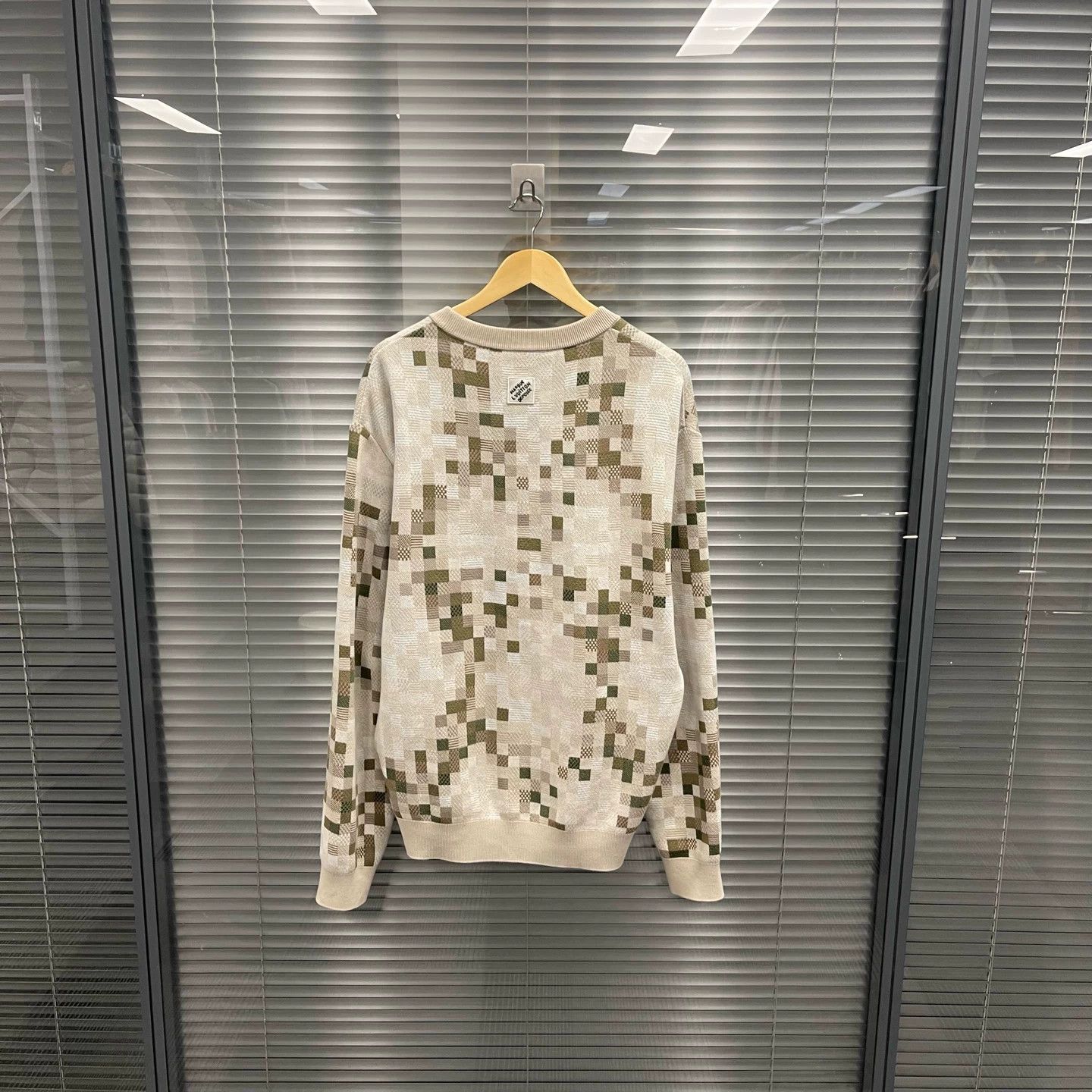 Louis Vuitton LV White Camo Embroidered Damier Knit Sweater XL Size US XL / EU 56 / 4 - 2 Thumbnail