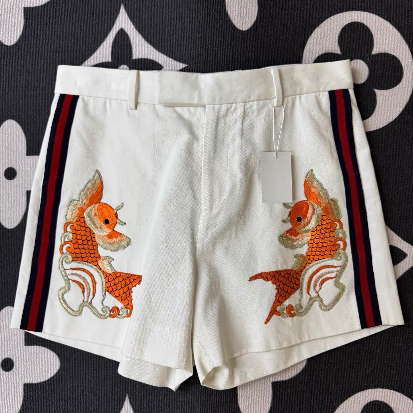 Gucci Gucci White Shorts with Koi Carp Embroidery Q10 Size US 36 / EU 52 - 1 Thumbnail