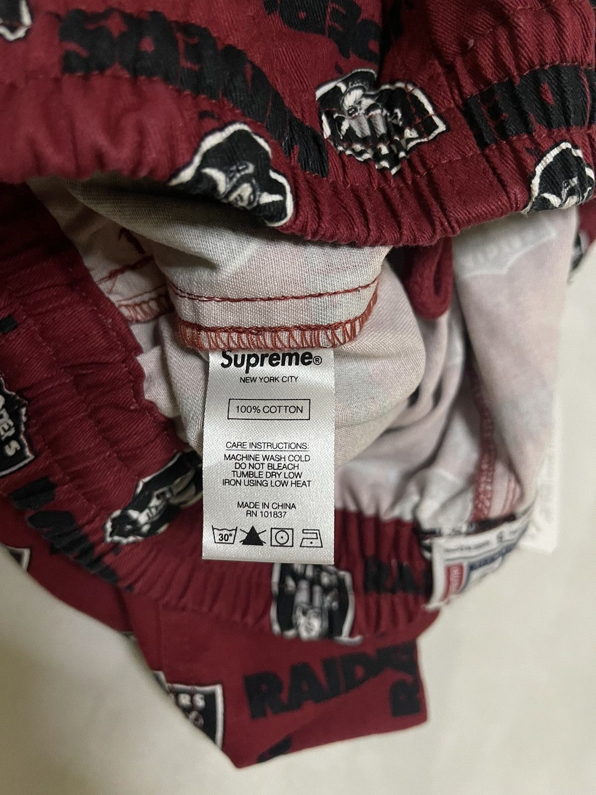 Supreme Supreme NFL raiders 47 twill short light burgundy Size US 30 / EU 46 - 3 Thumbnail