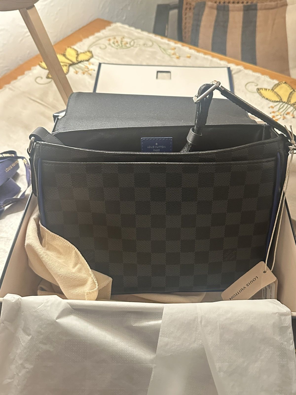 Louis Vuitton Louis Vuitton District Messenger Bag Size ONE SIZE - 4 Thumbnail
