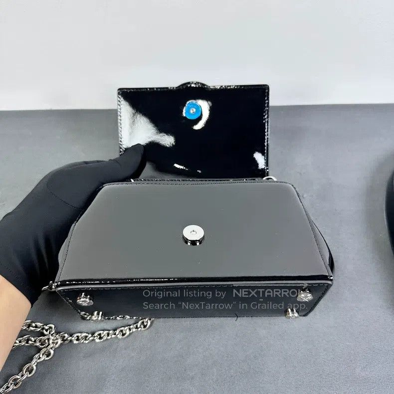 Vivienne Westwood Vivienne Westwood size os HAZEL Removable Chain Magnetic Cl Size ONE SIZE - 3 Thumbnail