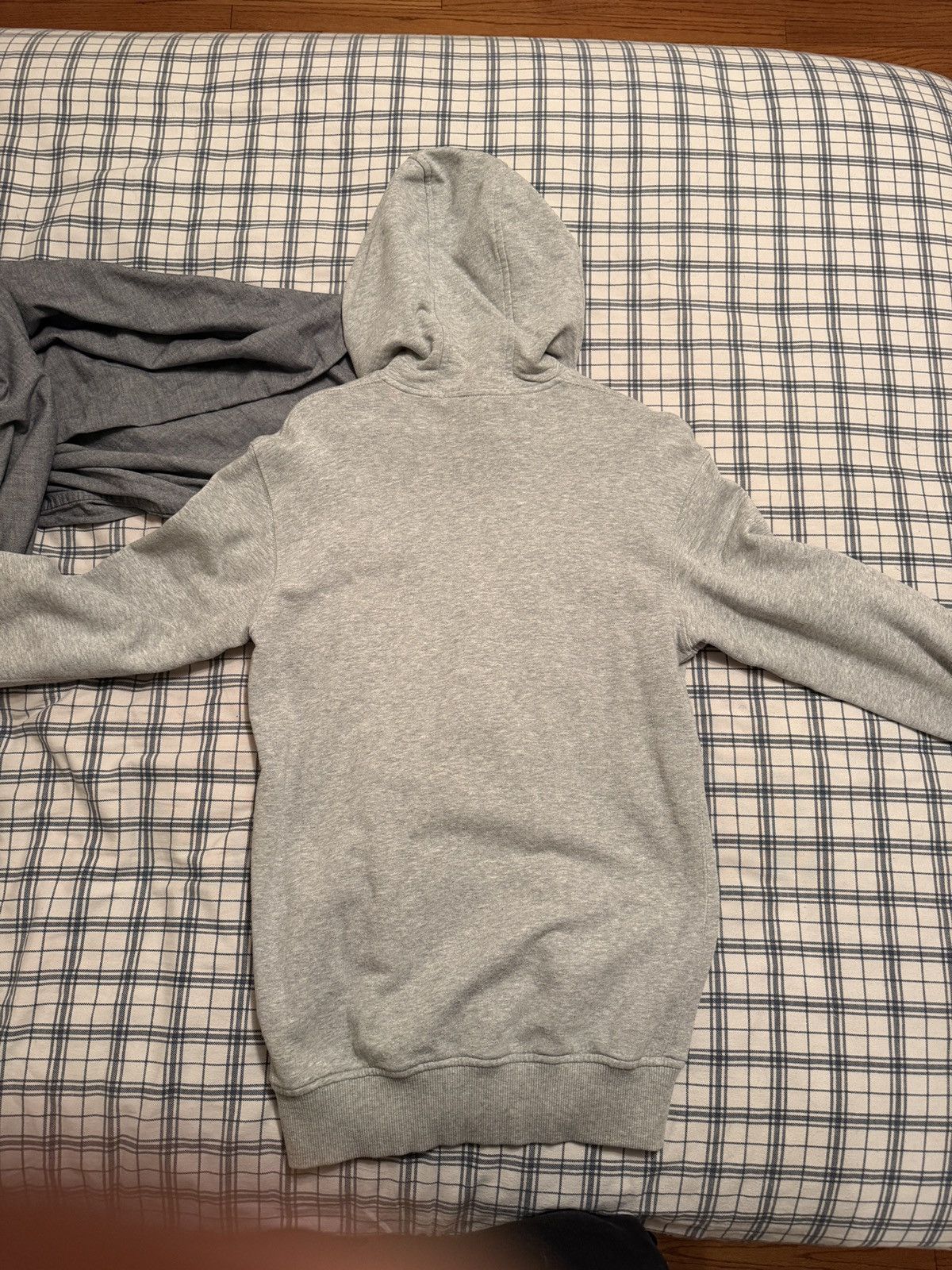 CDG by Comme des Garcons COMME DES GARCONS CDG PLAY X KAWS PRINT POPOVER HOODIE GREY Size US L / EU 52-54 / 3 - 2 Thumbnail