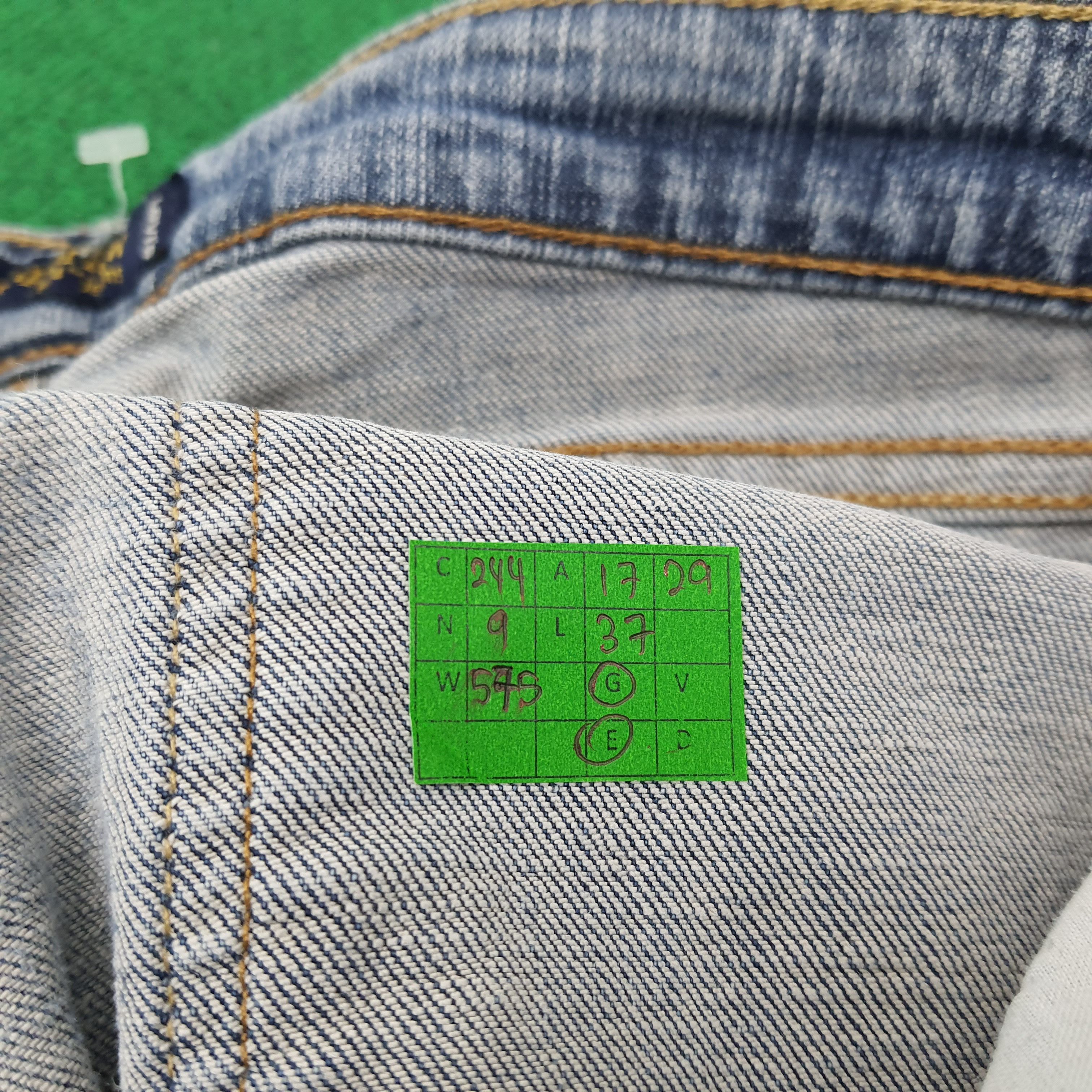 Levi's Vintage Levi's 524 Jeans Distressed Jeans C244N9 Size 35" - 10 Thumbnail