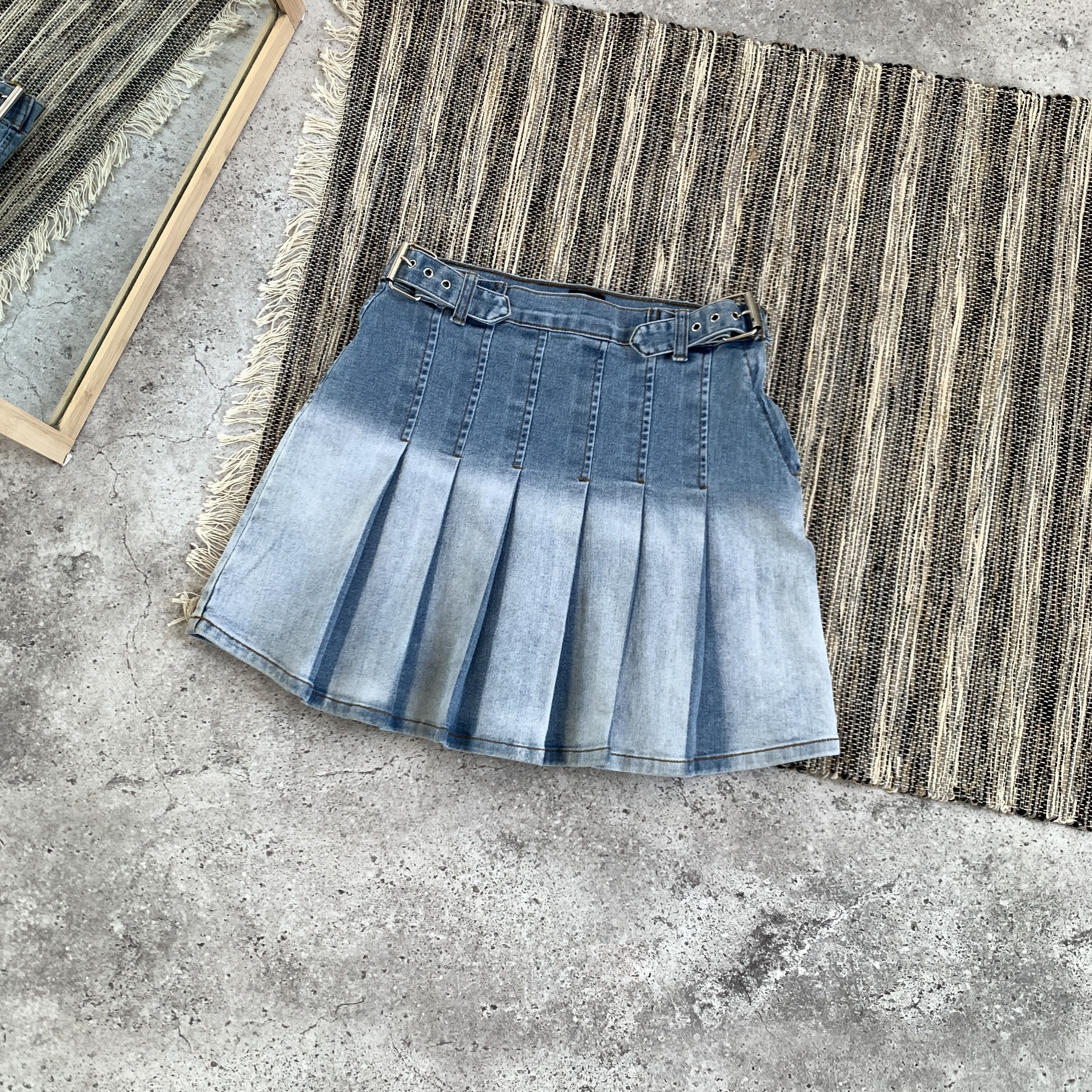 Japanese Brand Vintage Y2K Faded Women's Blue Denim Low Rise Mini Skirt Size 26" / US 2 / IT 38 - 1 Thumbnail