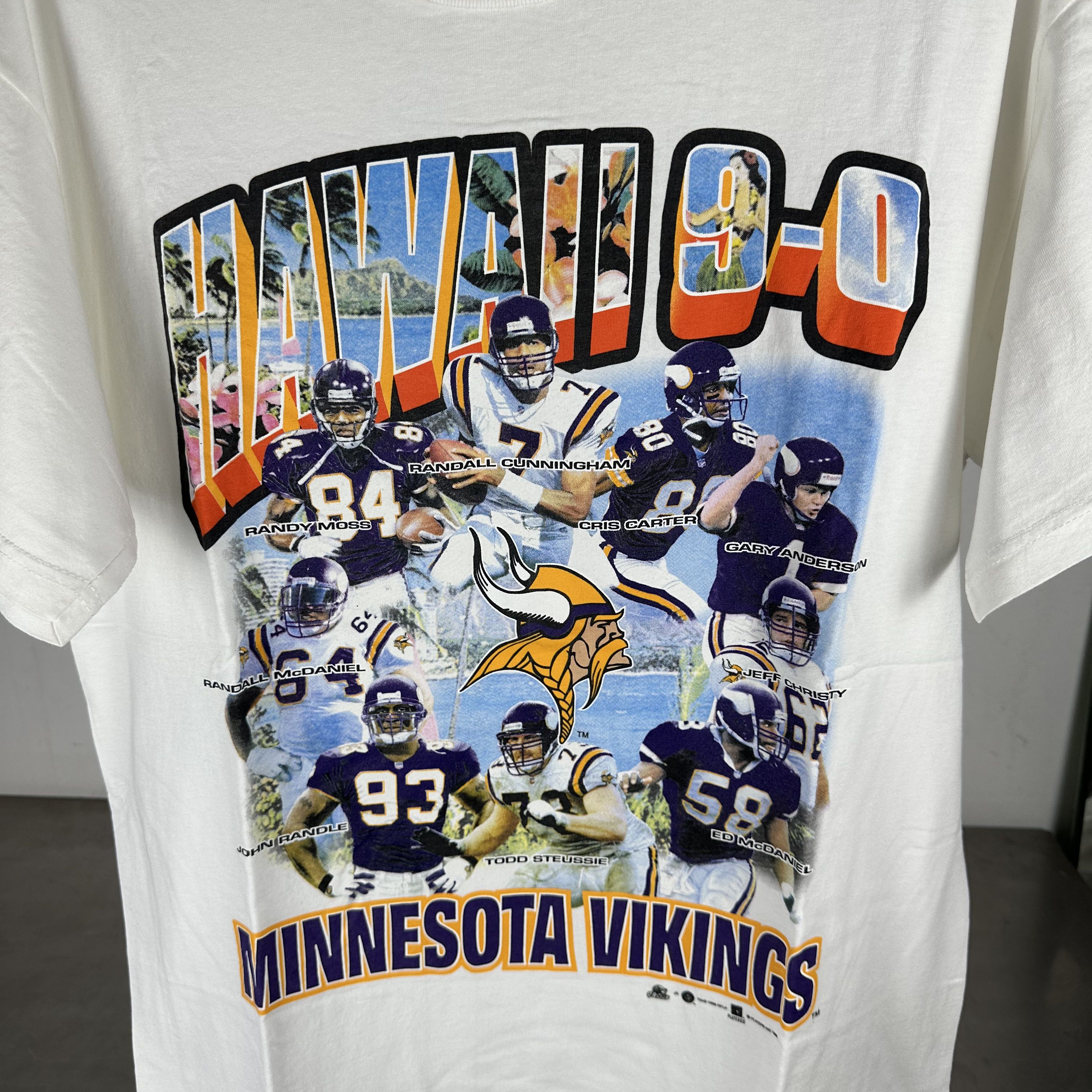 Vintage 1998 Minnesota Vikings Hawaii 9-0 NFL Graphic T-Shirt Size US XL / EU 56 / 4 - 2 Thumbnail