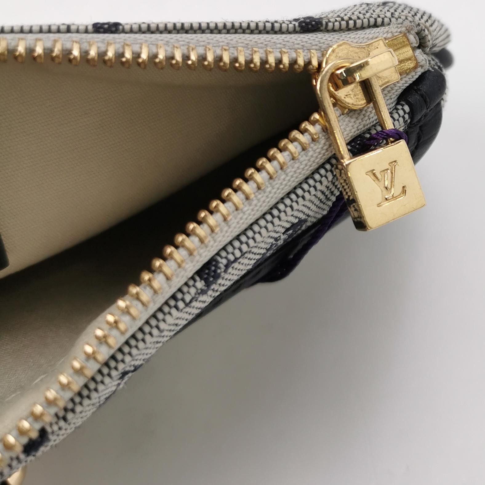 Louis Vuitton Louis Vuitton (LV) canvas belt buckle decorated with monogr Size ONE SIZE - 6 Thumbnail