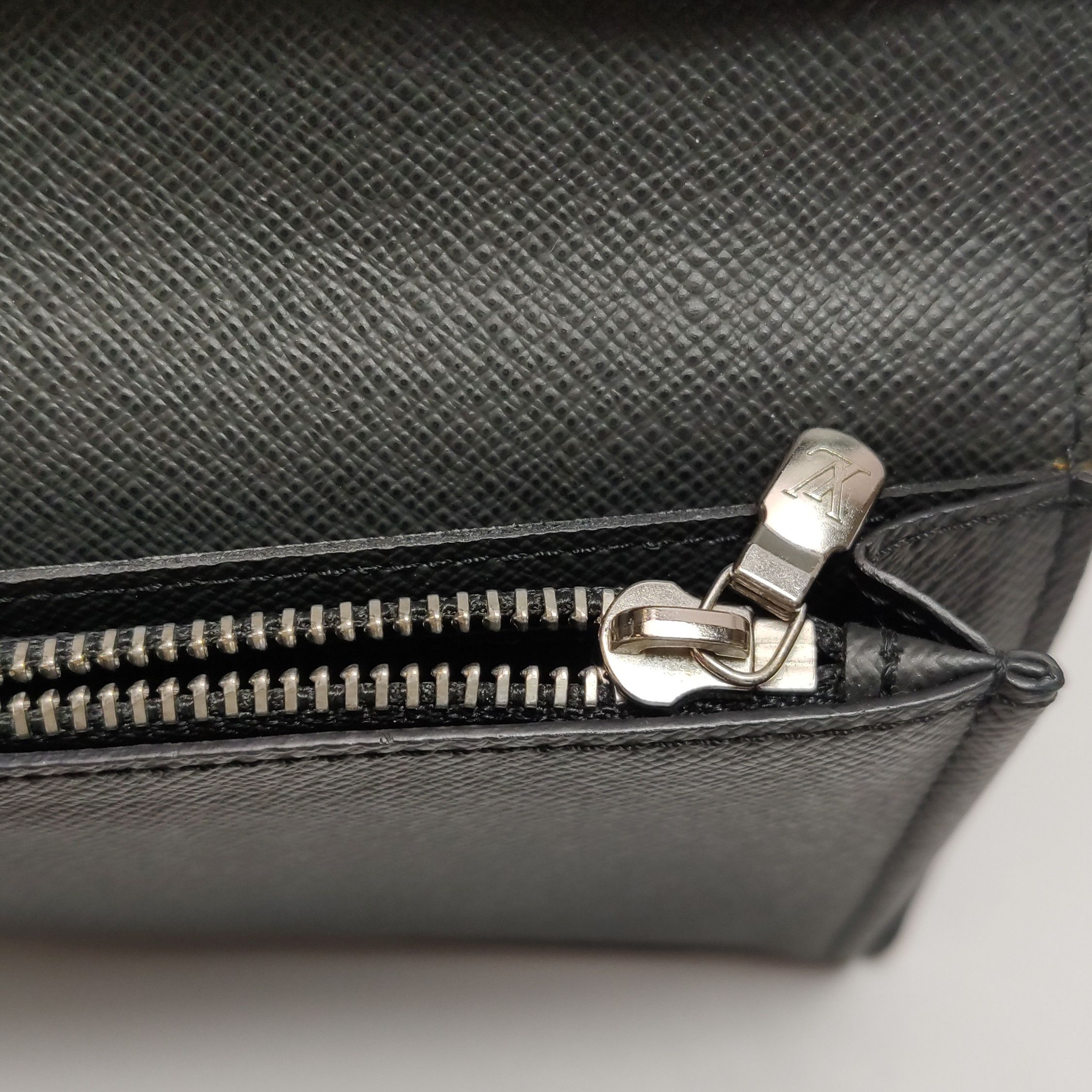 Louis Vuitton Louis Vuitton (LV) Brazza leather solid color folding card Size ONE SIZE - 2 Thumbnail