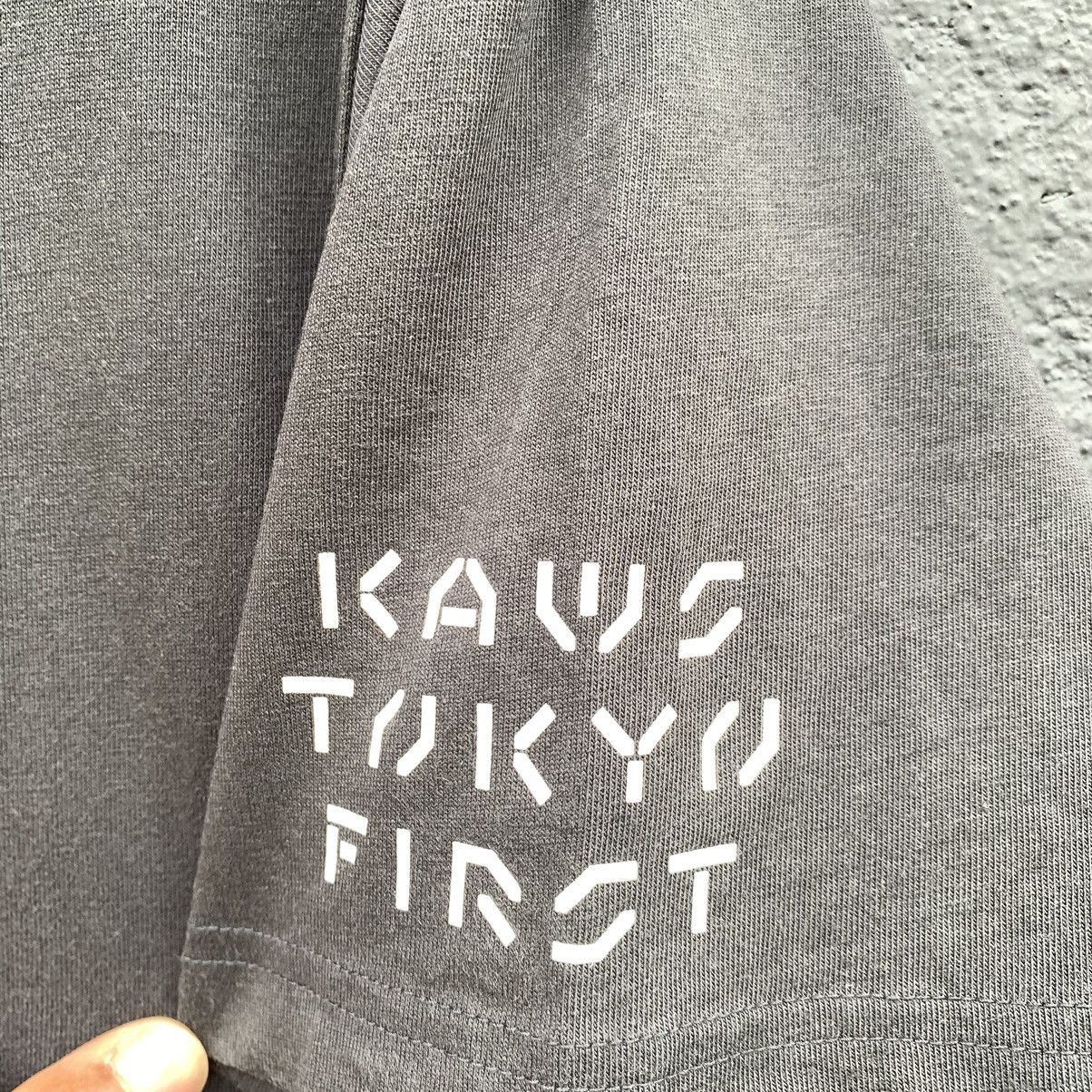Kaws × Uniqlo Thrashed faded kaws x uniqlo tee Size US XL / EU 56 / 4 - 4 Thumbnail