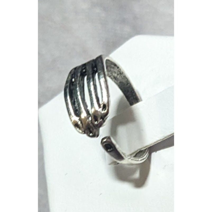 Other Gothic Skeleton Hand Silver Tone Fashion Ring Size 5 1/2 Size ONE SIZE - 3 Thumbnail