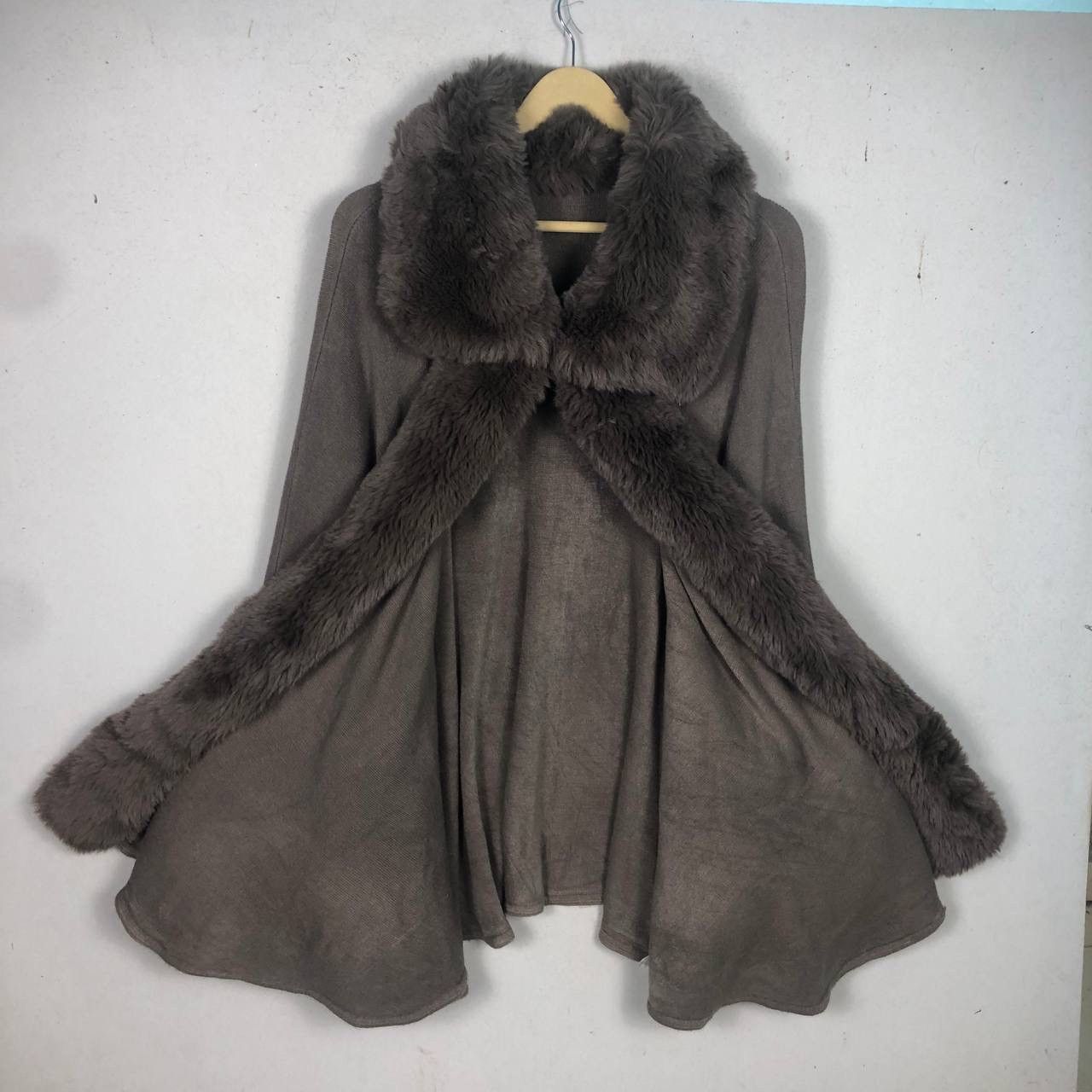 Japanese Brand Vintage Faux Fur Trim Knit Cape Poncho Jacket OS⁠ Size US L / EU 52-54 / 3 - 6 Thumbnail