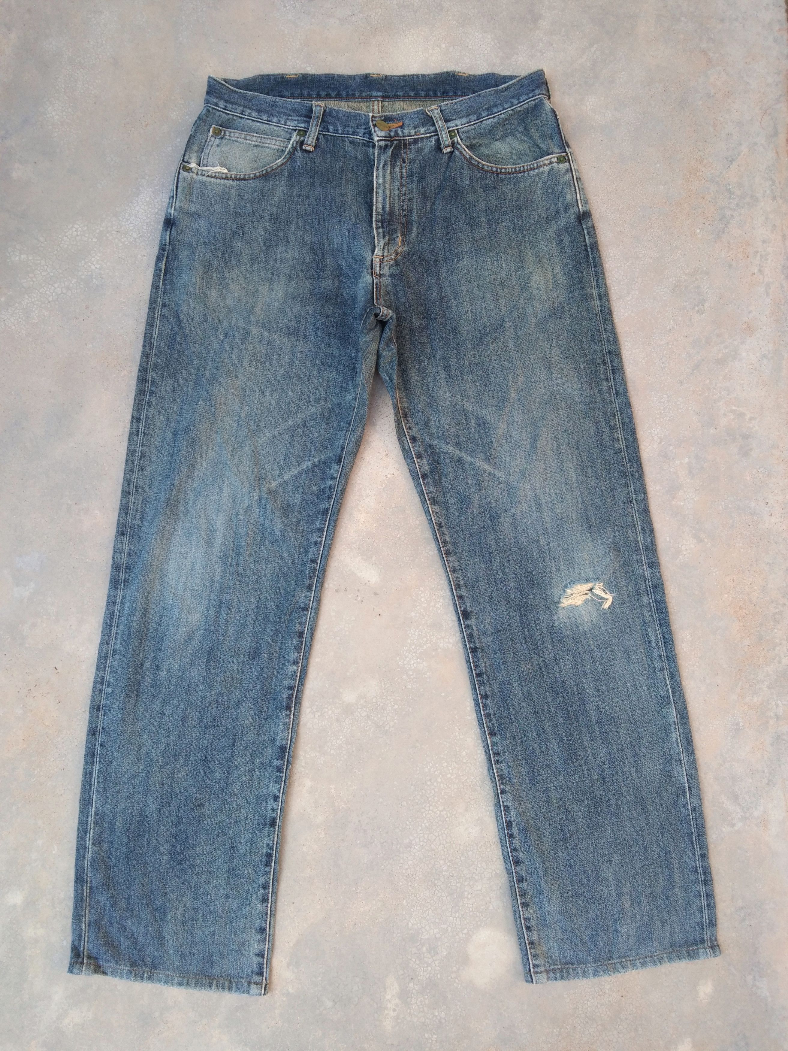 Image of Wrangler Distressed Jeans 33X30.5 in Blue, Men's