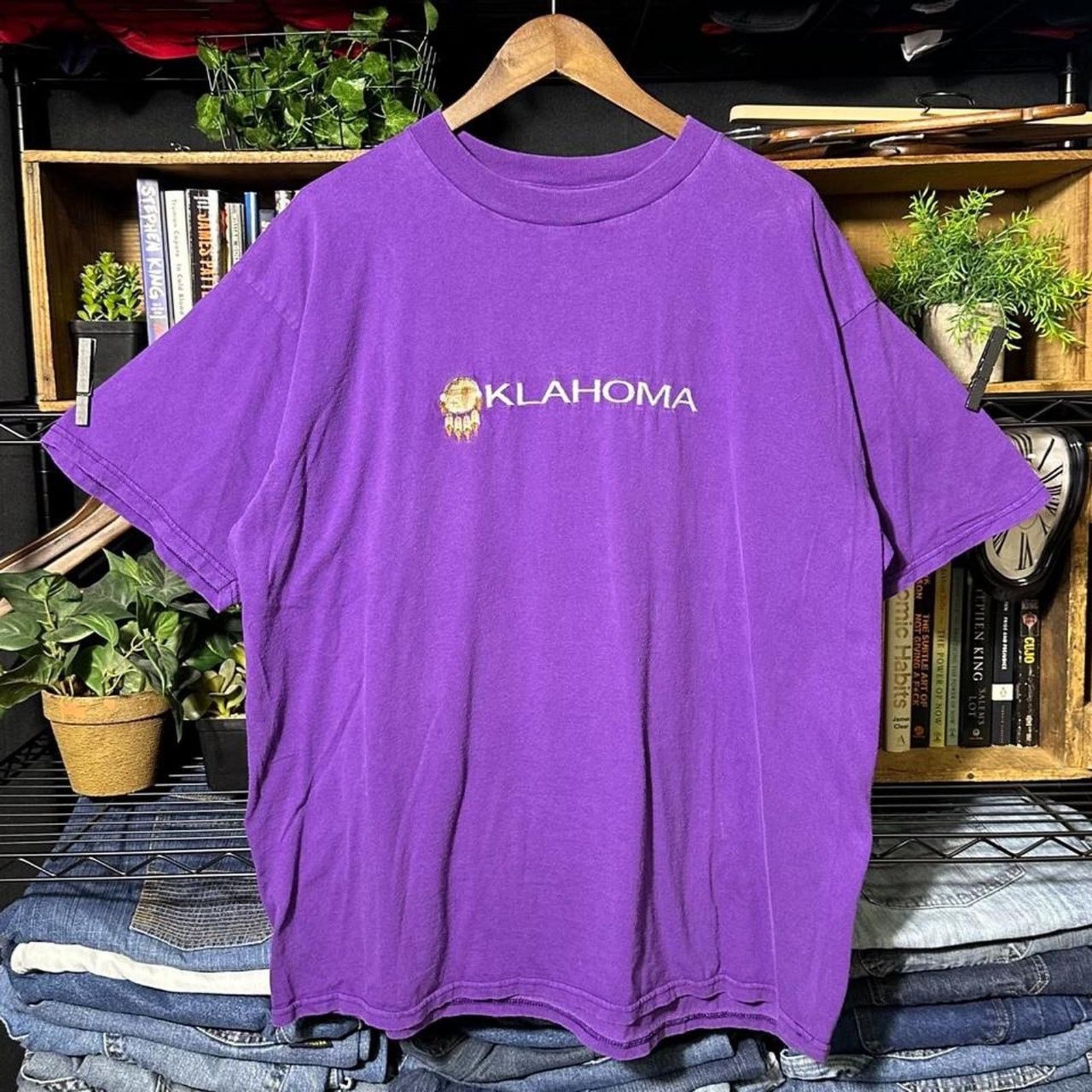 Tultex Vintage 90s Oklahoma Embroidered Tee Mens 2XL Purple Shirt Size US XXL / EU 58 / 5 - 1 Thumbnail