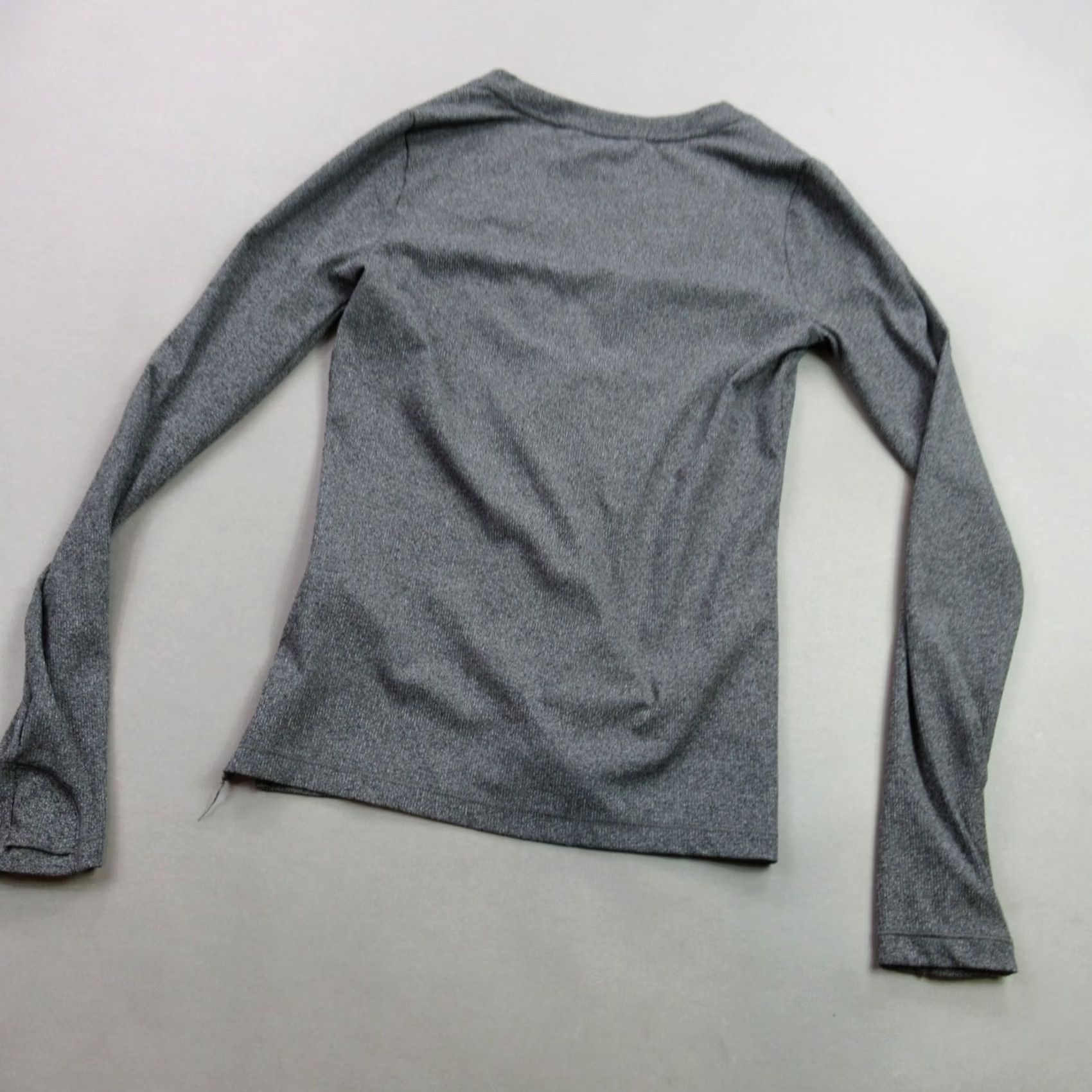 Athleta Athleta Shirt Womens XS Long Sleeve Lightweight V Neck Henley Gray Size XS / US 0-2 / IT 36-38 - 7 Thumbnail