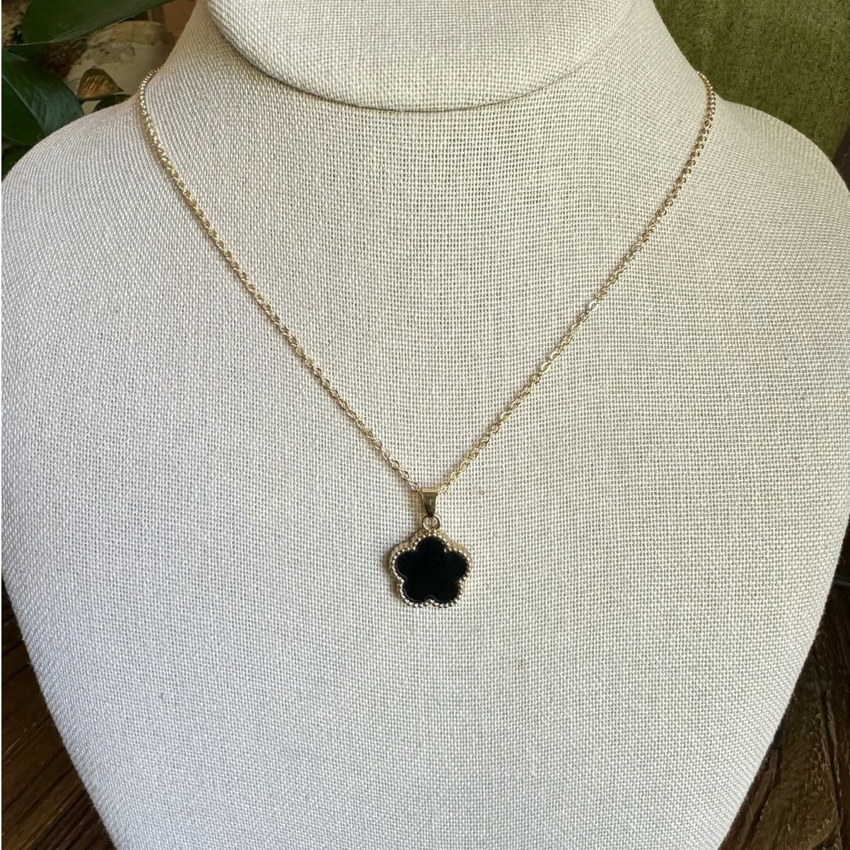 Vintage Black Clover Pendant Necklace Gold Chain 4 Leaf Clover Y2K Size ONE SIZE - 2 Thumbnail
