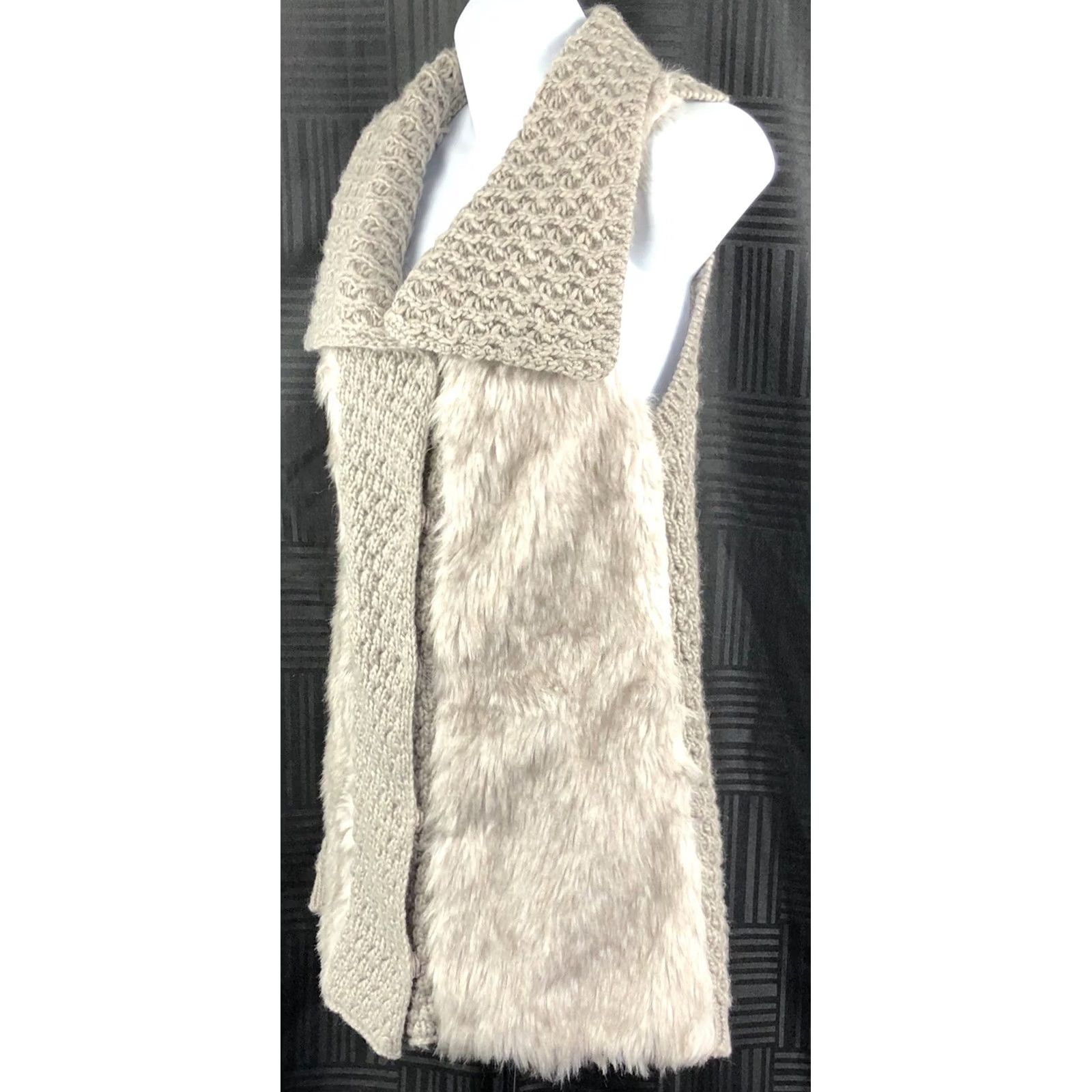 Nine West Nine West Wool/alpaca sweater vest M Gray Snap Collared 1920s City Classic Preppy Womens Vest, Wool Alpaca Knit, Chest 37" Length 28" Size M / US 6-8 / IT 42-44 - 3 Thumbnail