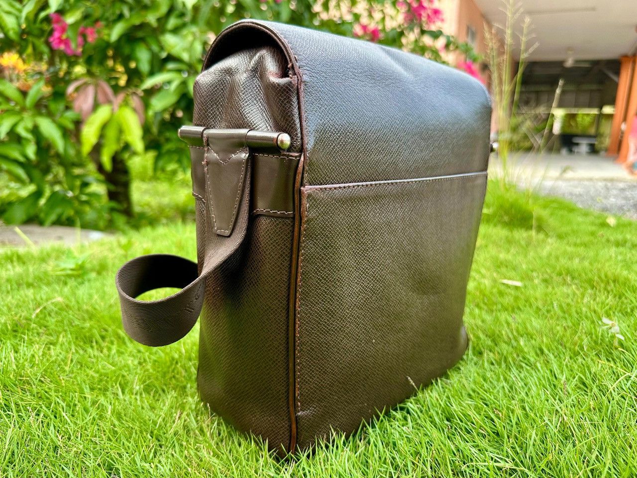 Louis Vuitton Authentic Louis Vuitton Grizzli Taiga Yaranga Porte Appareil Size ONE SIZE - 2 Thumbnail