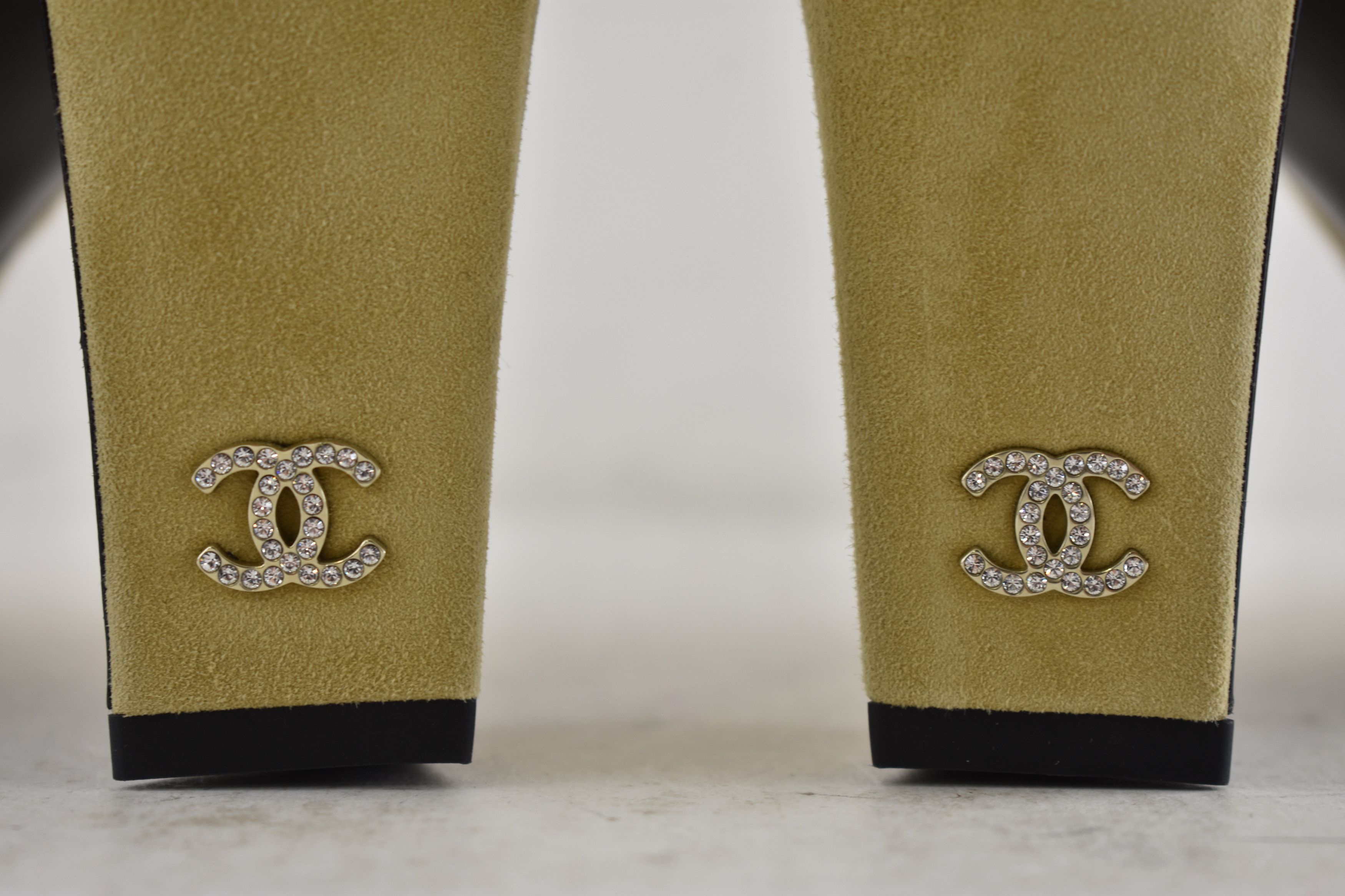 Chanel 25A Suede Black Square CC Crystal Logo Heel Of Fame Pump 39 Size US 9 / IT 39 - 17 Thumbnail