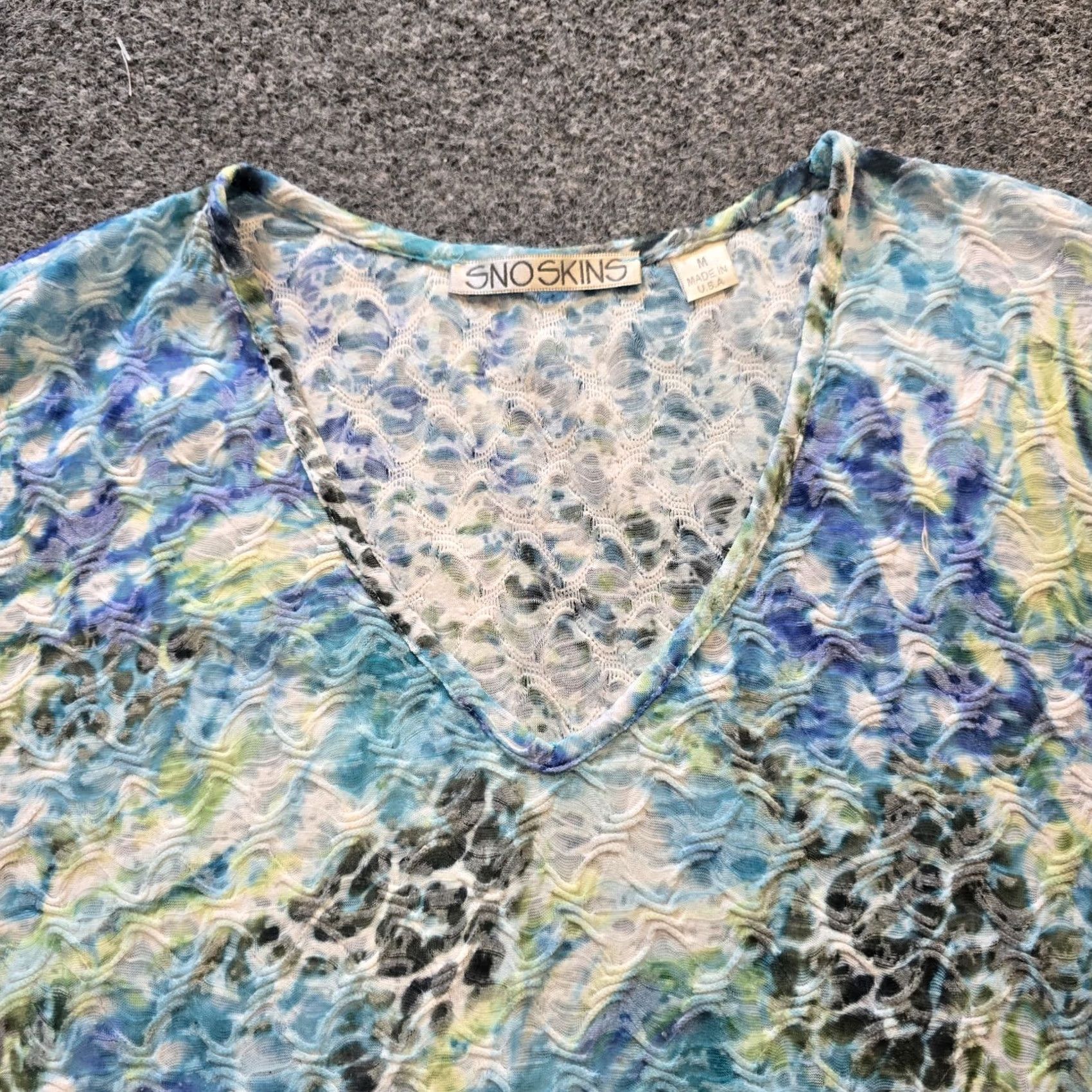 Vintage Snoskins Top Womens Regular Medium Blue Leopard Textured Short Sleeve T-Shirt Casual Elbow Sleeve Knit Polyester V-Neck Size M / US 6-8 / IT 42-44 - 2 Thumbnail