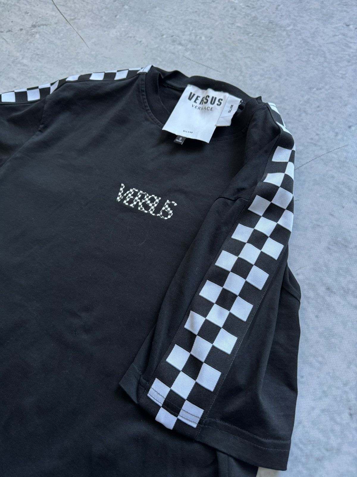 Versace × Vintage 🎬Rare Versace Versus tee bit logo Alien city Size US S / EU 44-46 / 1 - 4 Thumbnail