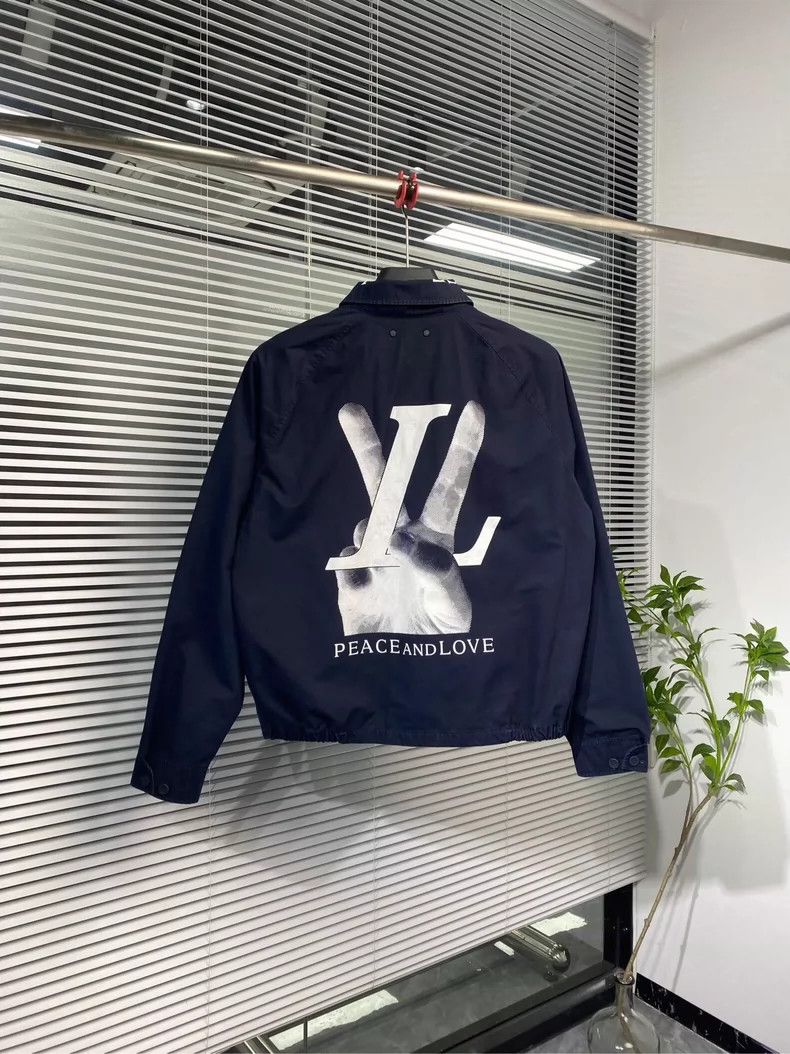 Louis Vuitton LOUIS VUITTON Victory gesture logo neckline monogram print Size US M / EU 48-50 / 2 - 1 Thumbnail