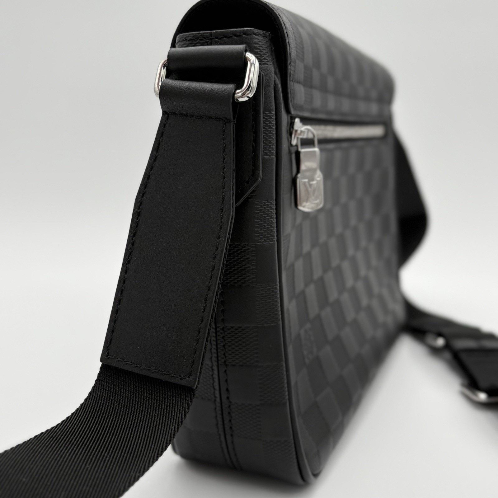 Louis Vuitton Louis Vuitton District PM Infini Messenger Bag | PRISTINE! Size ONE SIZE - 6 Thumbnail