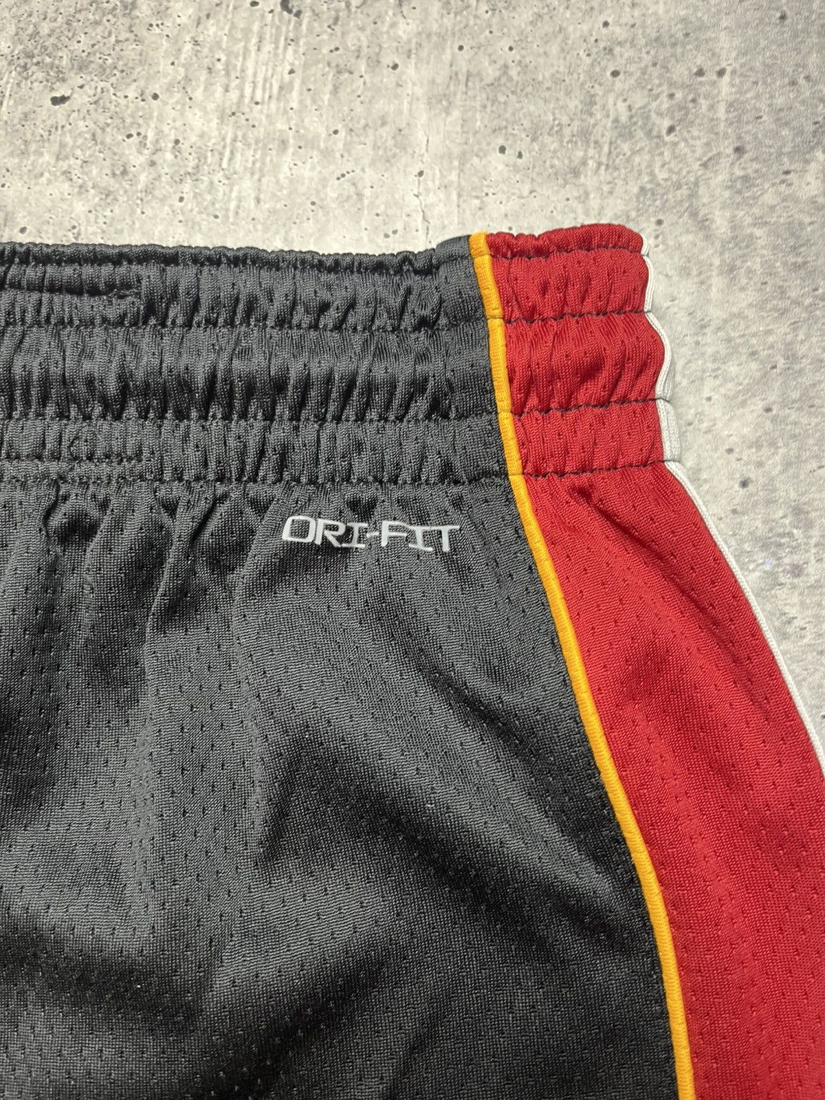 Nike NIKE MIAMI HEAT ICON EDITION NBA SWINGMAN SHORTS SIZE 30(S) Size US 30 / EU 46 - 7 Thumbnail