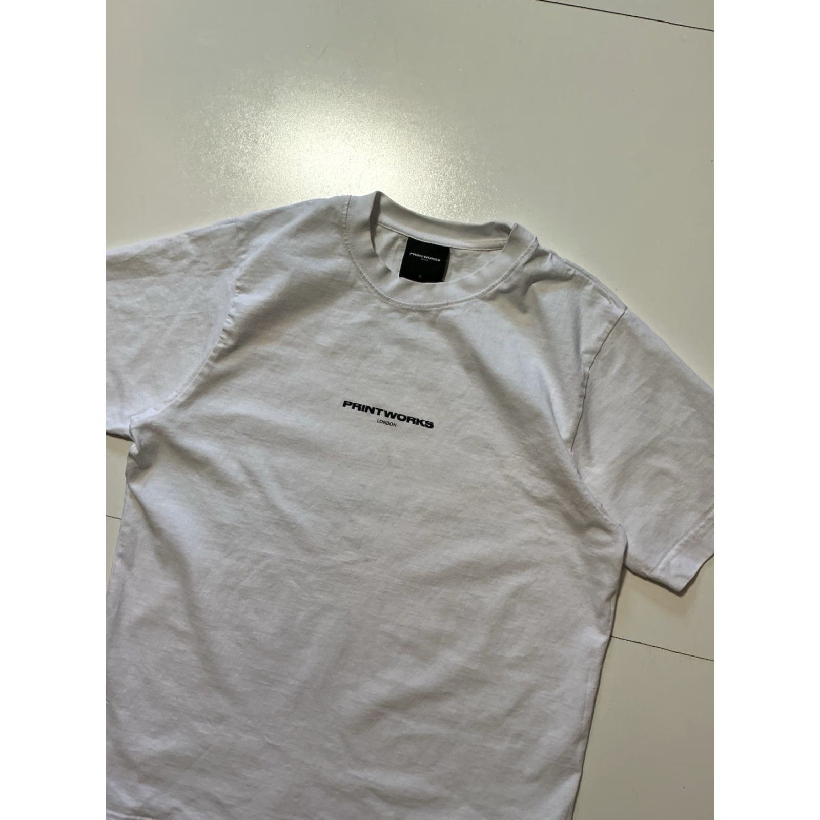 Avenue VINTAGE Printworks London Drumsheds EDM Electronic Music Concert Venue White Graphic T-Shirt S Mens Size US S / EU 44-46 / 1 - 3 Thumbnail