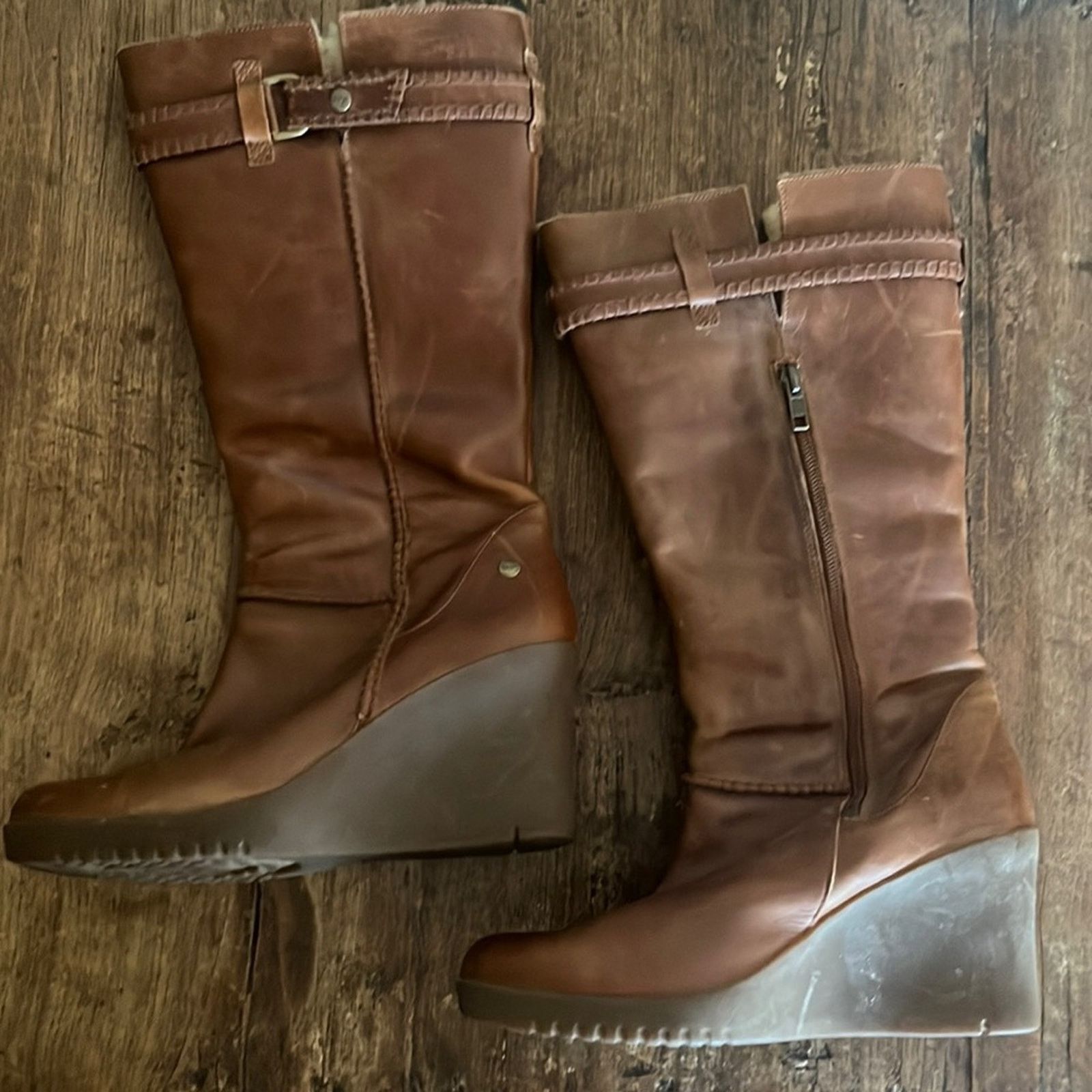 Ugg UGG Australia Maxine sheepskin fur lined platform boots 7.5 Size US 9 / IT 39 - 1 Thumbnail